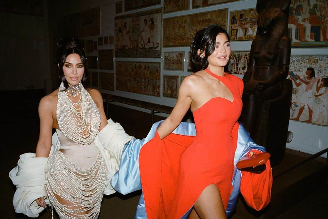 Vogueさんのインスタグラム写真 - (VogueInstagram)「A look inside the 2023 #MetGala, through @arnold_daniel's eyes. On the first Monday in May, Arnold was on hand to capture all of the goings-on at the @metmuseum, swooping in as Doja Cat greeted Jack Harlow, Robert Pattinson shared a laugh with Gwendoline Christie, and Dua Lipa rubbed shoulders with Penélope Cruz. Shot on film, his atmospheric portraits are charming, funny, and deeply intimate. Tap the link in our bio to see more. Photographed by @arnold_daniel」5月5日 8時07分 - voguemagazine