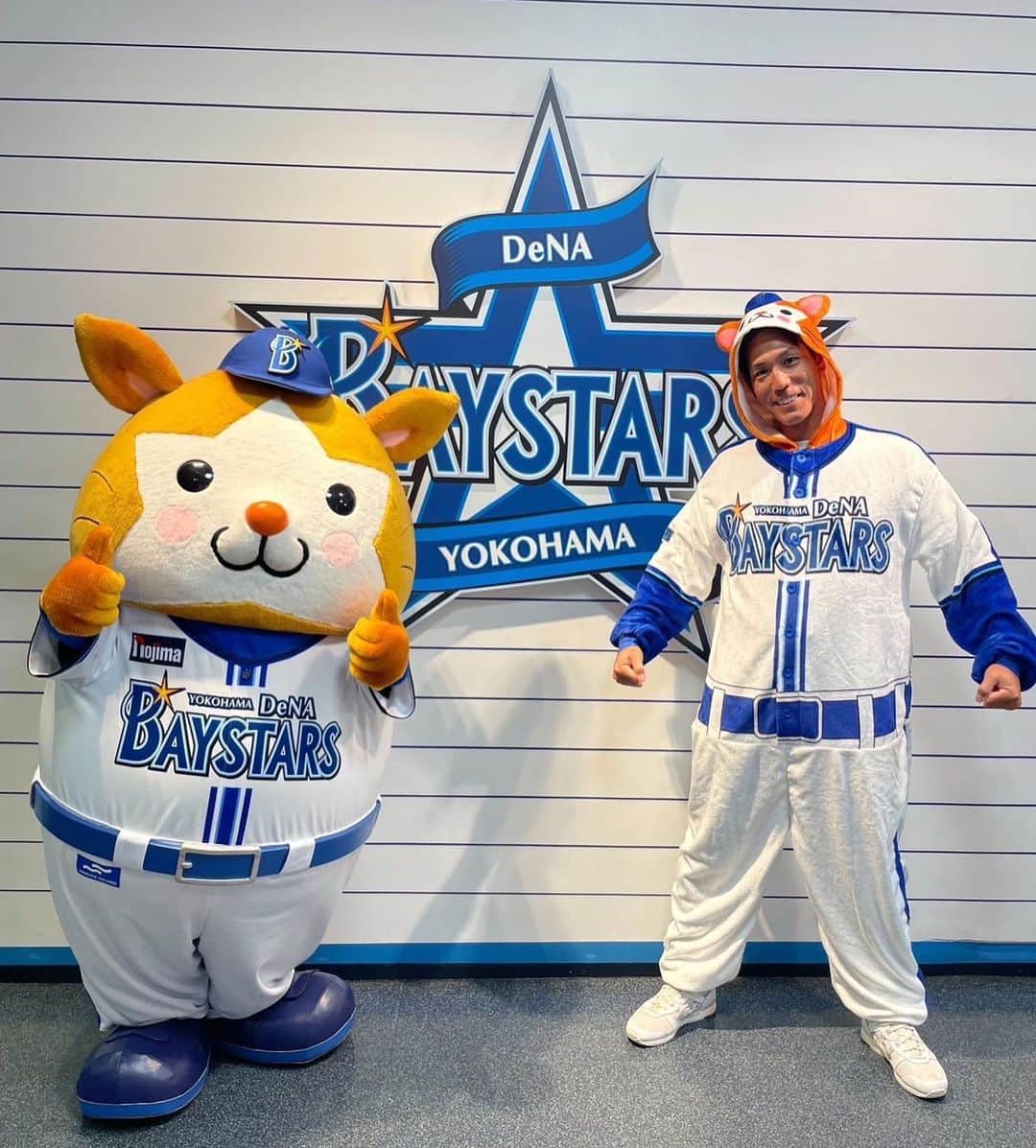 荒波翔のインスタグラム：「『スターマン☆フェスティバル』 なりきりスターマンになれる最終日✨  そりゃなりきっちゃうよね〜 撮っちゃうよね〜📸  試合もサヨナラ勝ちで良い1日になりました😆  #横浜denaベイスターズ  #dbスターマン  #スターマンフェスティバル  #なりきりスターマン  #サヨナラ勝ち  #俺の為のイベント （笑）」