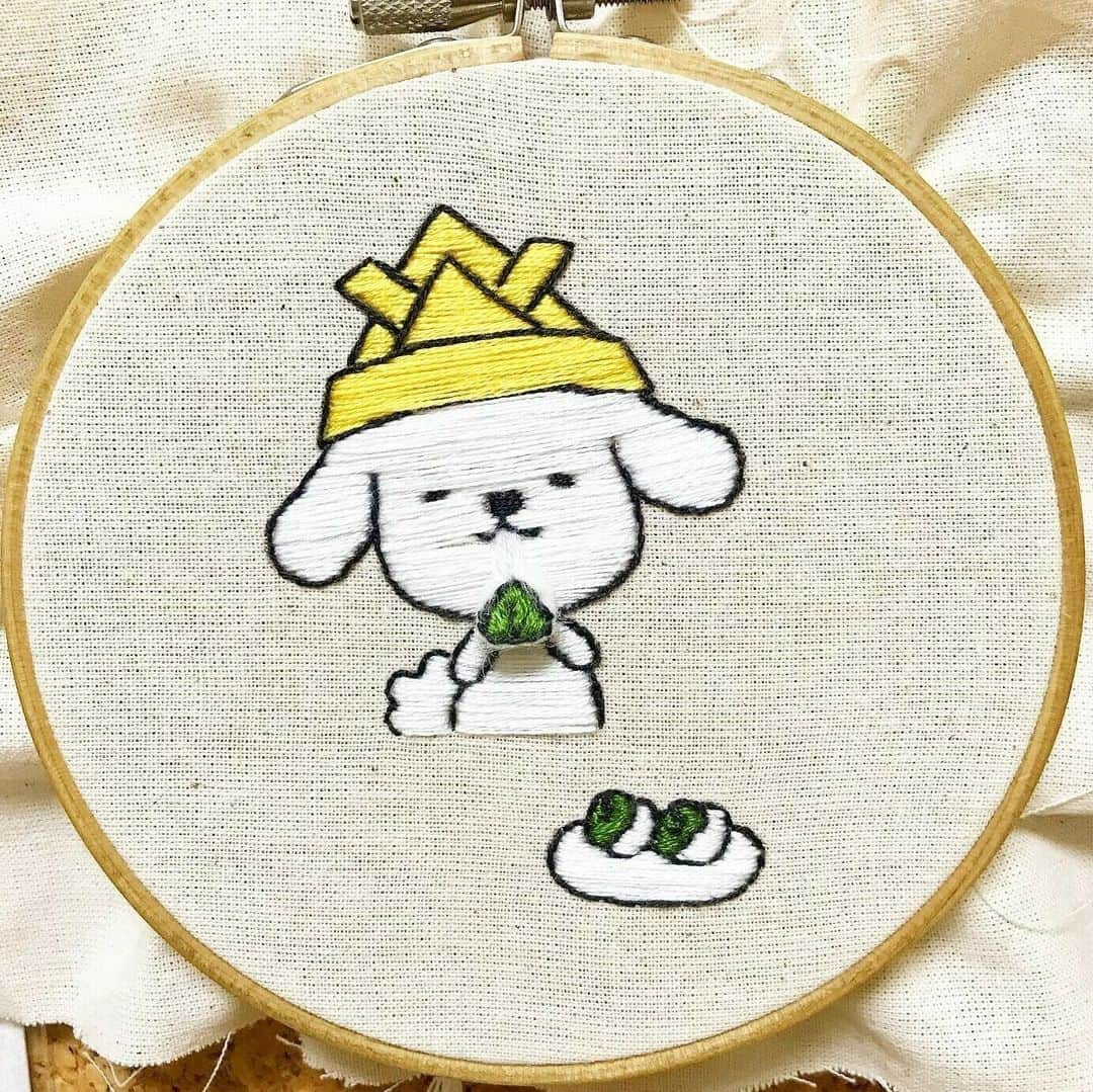 ダスキン ダス犬【公式】のインスタグラム：「. 【アートdeダス犬♪ハンドクラフト企画】 みんなGW楽しんでる？？😶  そんな今日は端午の節句🎏 兜をかぶって柏餅を頬張るダス犬を @thefirst_stitch さんに作ってもらたよ～！  残りのGWもみんな健康で元気に過ごせますよに…🌟  #端午の節句 #ゆるいダス犬 #伸びる柏餅 刺繍監修 @thefirst_stitch」