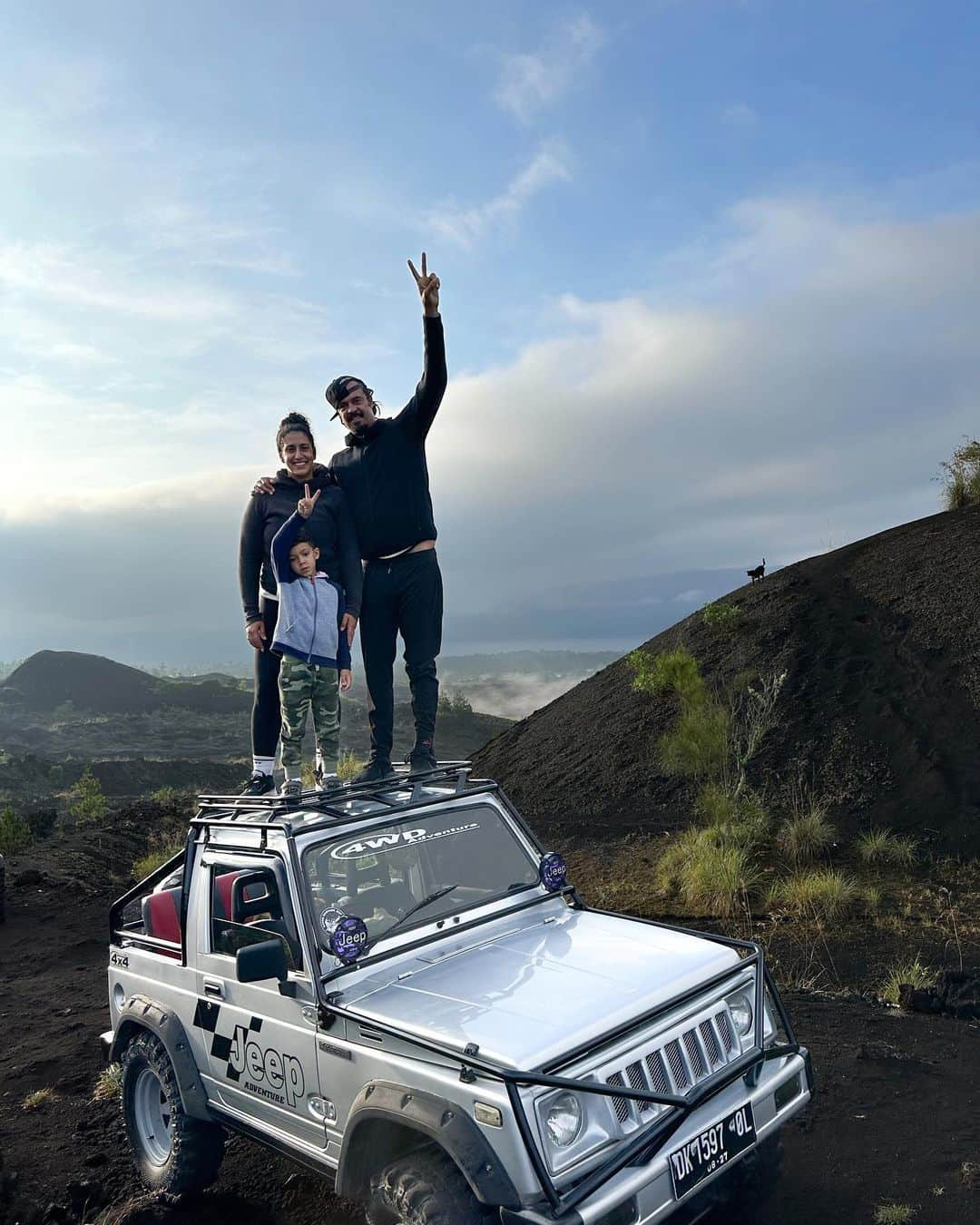 マイケル・フランティのインスタグラム：「Photo dump! Life lately in Bali - spending time with Taj and @saraagahfranti before heading out to the USA for the #BigBigLove tour, rehearsals with the full band in Bali, and a monumental night at @soulshinebali having our first concert here (with the full band in 10 years! 3rd photo) Sara and I had envisioned this night for the past three years while we expanded Soulshine during some very uncertain times, so it was a very emotional night for all of us!  Soaking in these special moments and… we’re ready to kick off the tour SOON!✌🏾🔥  PS… who else loves the rainbow bathroom at #Soulshine? 🙌🏾  #photodump #carousel #lifelately #bali #michaelfranti」