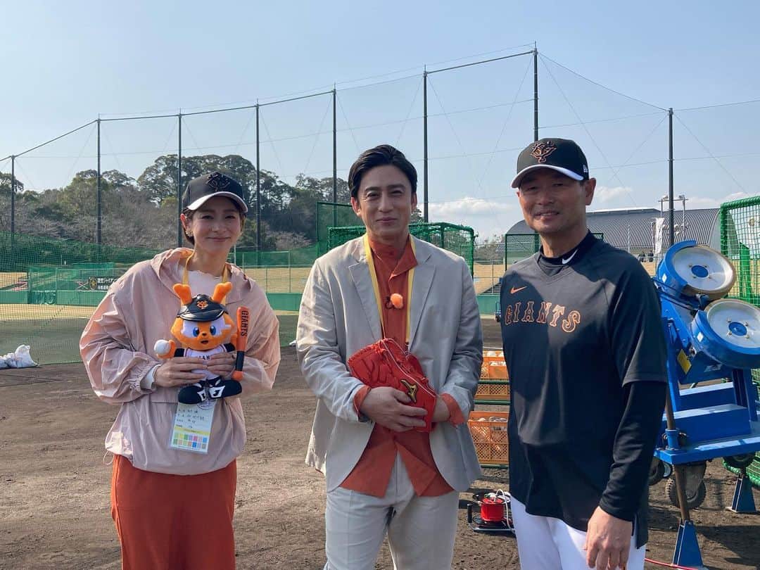 酒井瞳のインスタグラム：「今夜の #松本幸四郎が沼る  巨人キャンプ視察いよいよ終盤です！  幸四郎さんの巨人愛が止まらない中私も一緒に楽しませていただきました😂✌️  桑田さんのインタビュー後にご挨拶しようとしたら幸四郎さんに止められかけたww🤣  このやり取りに困惑しながらも快く見守ってくださった桑田さん🙏  ありがとうございます😂✨  #宮崎 #宮崎観光 #巨人 #キャンプ #野球 #⚾️」
