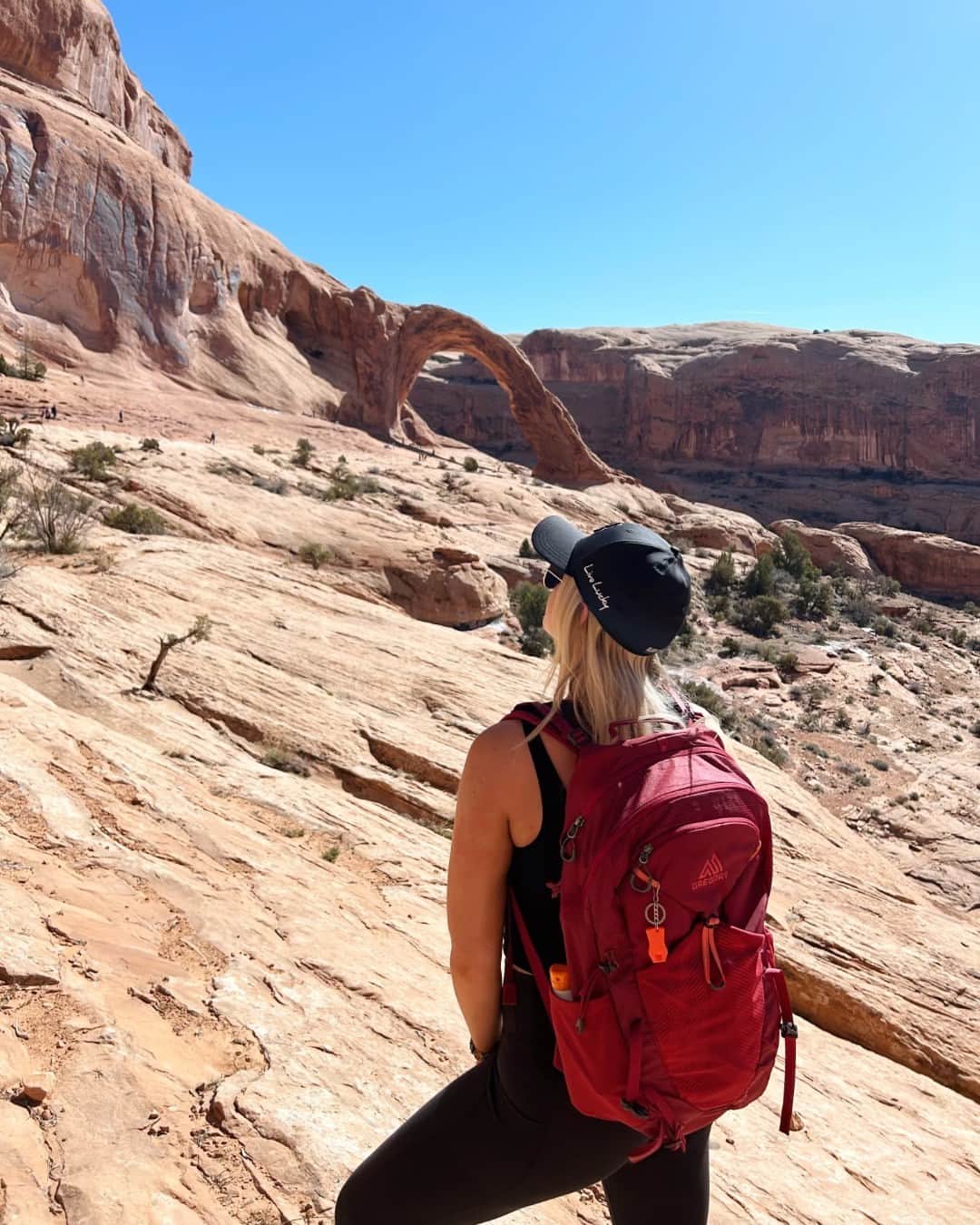 グレゴリーのインスタグラム：「The Maya Iris Red against the red rocks 🤌  About the new Maya: durable and strong, yet stunning and sleek, the Maya is your day hiking best friend. When you want to stay active the BioSync suspension is there, when you need a break the 3D backpanel keeps you cool.  This pack is available in plus size.   Tap the link in our bio to shop this pack. 👆   PC: @p.k.fitness_」