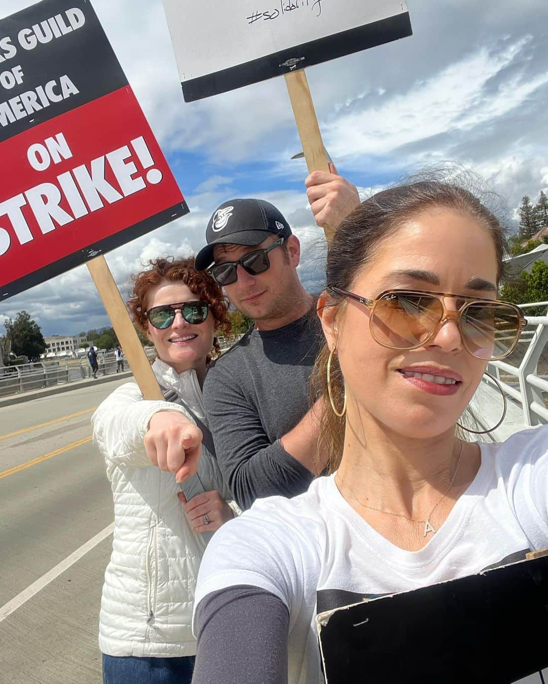 アナ・オルティスのインスタグラム：「Fight the power. Get in your steps. Make a new friend. @rebeccawisocky @brandonscottjones @wgawest #wgastrong 💪🏽」