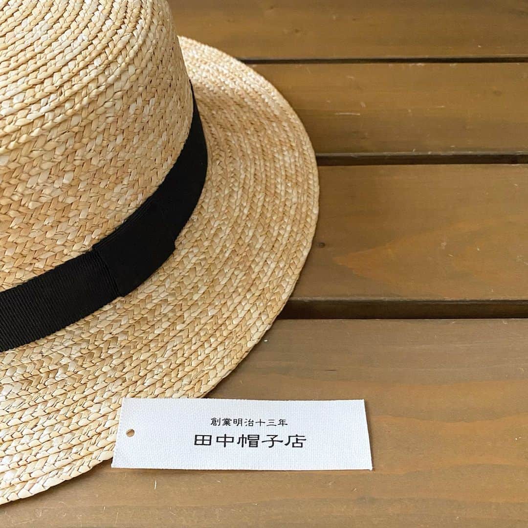 のインスタグラム：「👒 ・ 去年は悩んでいるうちに 催事が終わってしまい… 今年は無事に購入できました☺︎  父から貰ったお小遣いを使いました☺️ ありがとう♡ ・ お友達の娘ちゃん(小学生)とお揃い♩︎ 早く被ってお出かけしたいけど なかなか麦わら帽子を被るような 陽射しになりませんー↯︎ ・ ・ #麦わら帽子 #カンカン帽 #田中帽子店 #ロカリ」