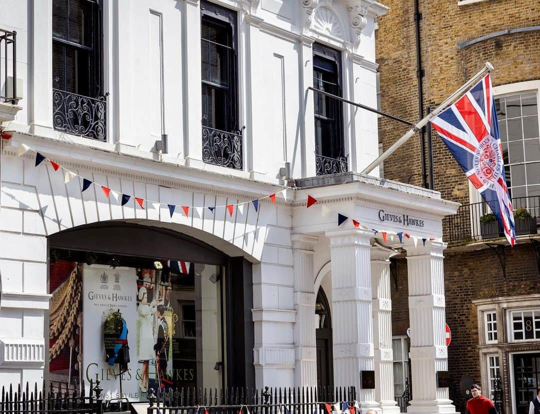 ギーブス&ホークスのインスタグラム：「As we look forward to the Coronation of King Charles III tomorrow, Gieves & Hawkes are proud to share our Coronation window at No.1 Savile Row.   On display is the original Royal Regiment of Wales Uniform (Rank of Colonel), worn by HRH Prince Charles at his Investiture ceremony on July 1st 1969.    Confirming him as Prince of Wales, a title that has been reserved for Heirs to The Throne, dating back to 1301.  Bunting: @campaignforwool」