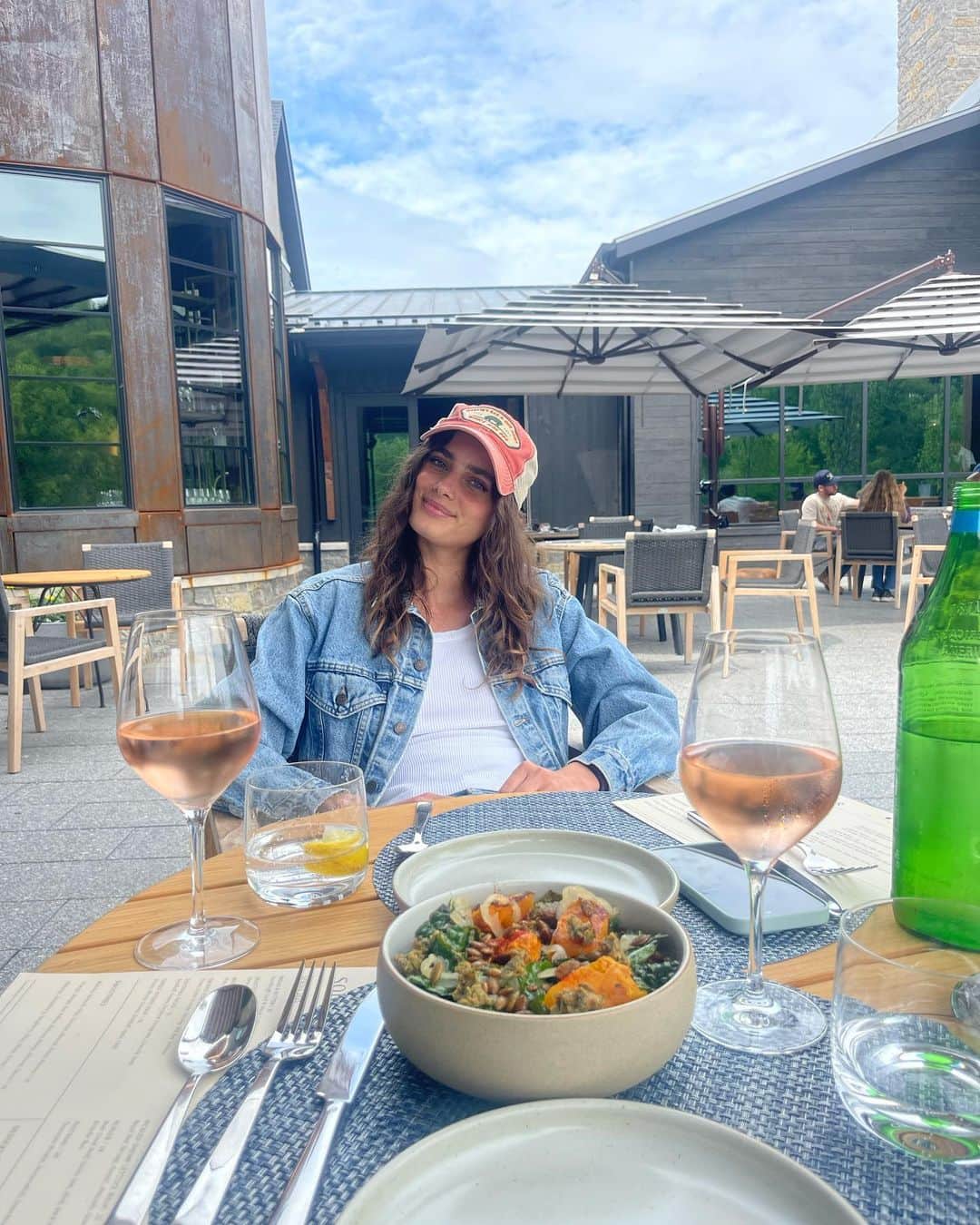 テイラー・ヒルのインスタグラム：「🤠🌳🏠」