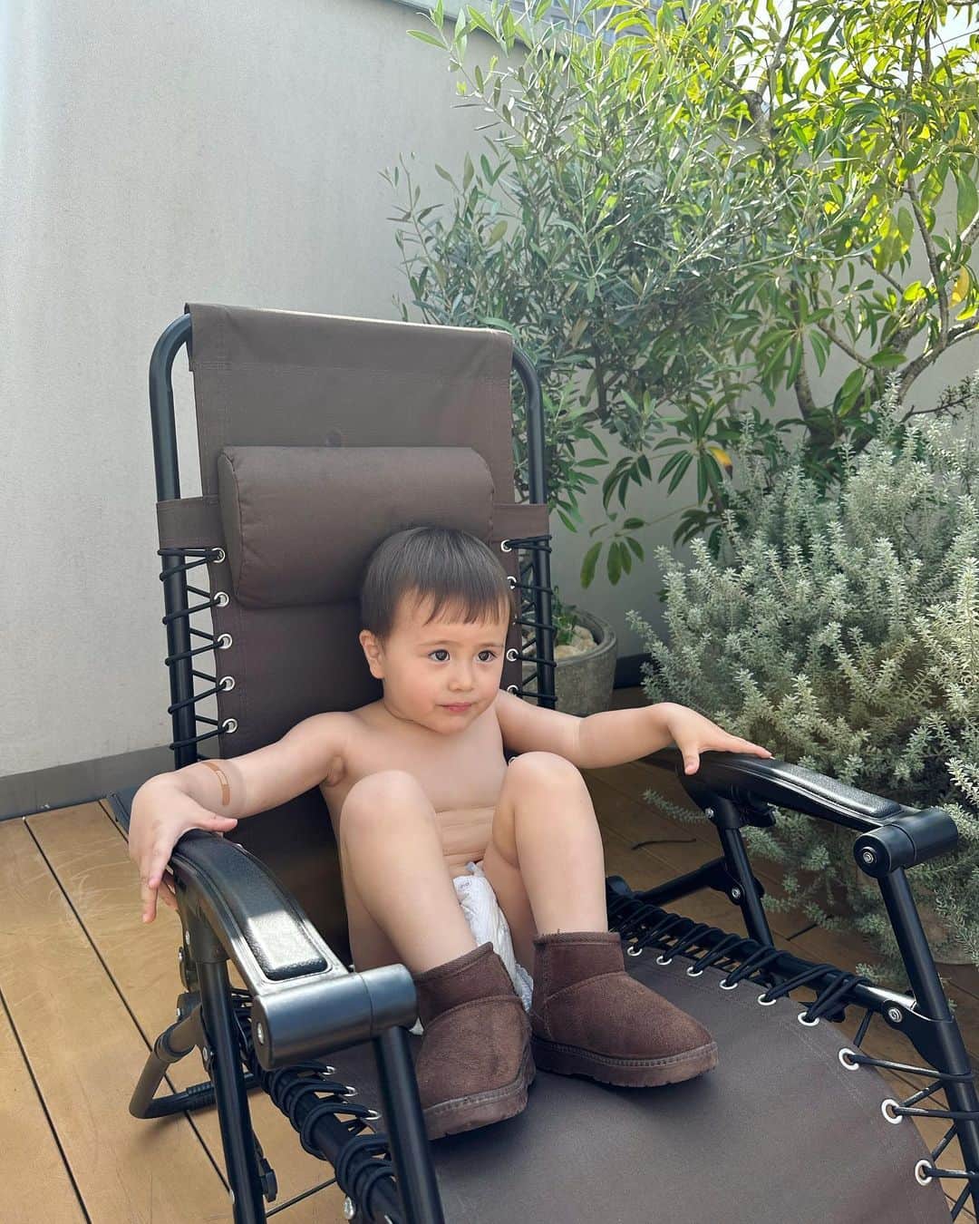 道端アンジェリカのインスタグラム：「日光浴☀️  オムツイチにはやっぱりシープスキンだそうです👶 どんだけ暑くても毎日シープスキンを履きたがるw」
