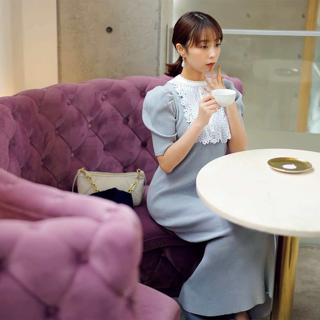 のインスタグラム：「5月6日《毎日レディコーデ》このコーデにときめいたら🍫をください✨  アイテムの詳細はこちら💚  首まわりのレースがとても華やかなワンピースを主役にしたコーデで連休を楽しんで！  アンサンブル（カーディガンを着用）¥18,700 #ジャスグリッティー　 ワンピース¥26,400 #CELFORD　 バッグ¥19,250 #ダイアナ パンプス¥24,200 #タラントン byダイアナ　 ピアス¥12,420 #アビステ  ☑️みんなのレディコーデ みなさんの今日のコーデを #みんなのレディコーデ をつけて投稿してください💖 素敵なコーデは、美人百花webサイト「美人百花.com」に掲載させていただきます。  #美人百花 #毎日レディコーデ #アラサーコーデ #フェミニンコーデ #美人百花コーデ #フェミニン好きと繋がりたい　#宇垣美里 さん」