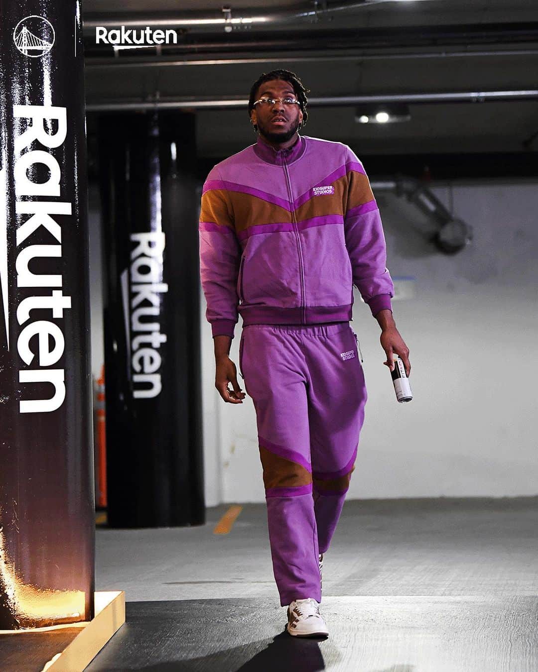 ゴールデンステート・ウォリアーズのインスタグラム：「Clocked in.  @rakuten || #GoldBlooded」