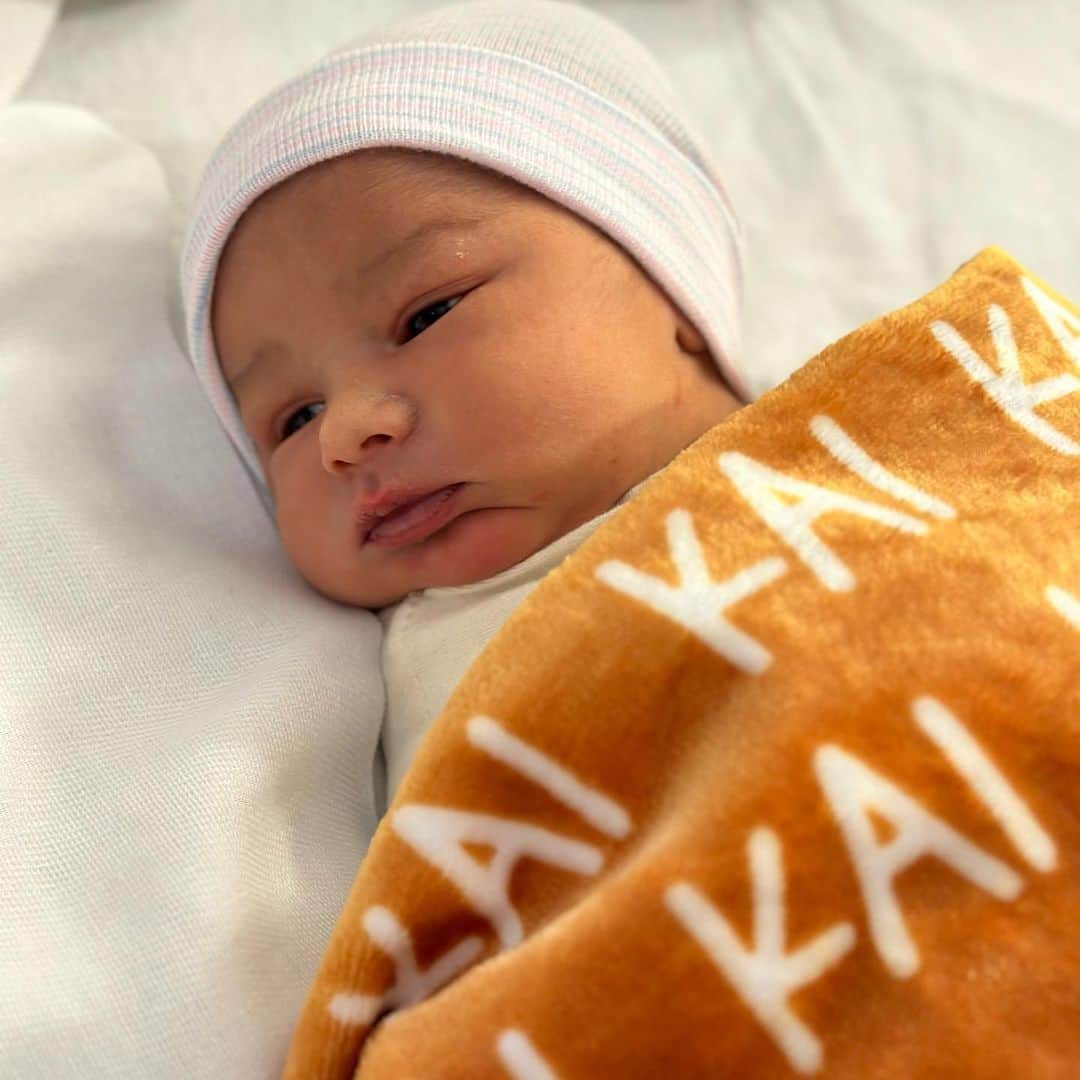 のインスタグラム：「Kai Walker Kelly is here & we are absolutely swooning over our baby brother 🧡 He joined us at 7:57am on May 1st weighing 8 pounds 8 ounces & 21 inches long! #KELLYpartyofSIX is currently soaking up all of the newborn yumminess & loving!」