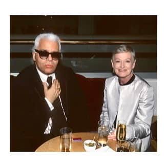 クレメンツリベイロのインスタグラム：「Suzanne and I met Karl Lagerfeld only once, as guests of wonderful Liz Tilberis on the occasion of her birthday. Karl hosted a private dinner party at his house in st Germain.  We joined Valentino, Kirstin Scott Thomas and other luminaries. Shepherded by Melanie Ward, I endeded next to Rei Kawakubo (!) with whom I had a long lively chat (!!) (She visited our showroom a few years later and carried our upcycled cashmere collection in her Tokyo store). Karl showed up just before dinner was served, emerging from his studio with Demi Moore - he was photographing her nude for Visionnaire magazine while we had aperitifs (as one does!) We dined at Amanda Harlech’s table along with Philip Treacy - the British contingent, obviously. We should have perhaps suffered from impostor syndrome, but in fact we felt perfectly at home 😂 #karllagerfeld #liztilberis」