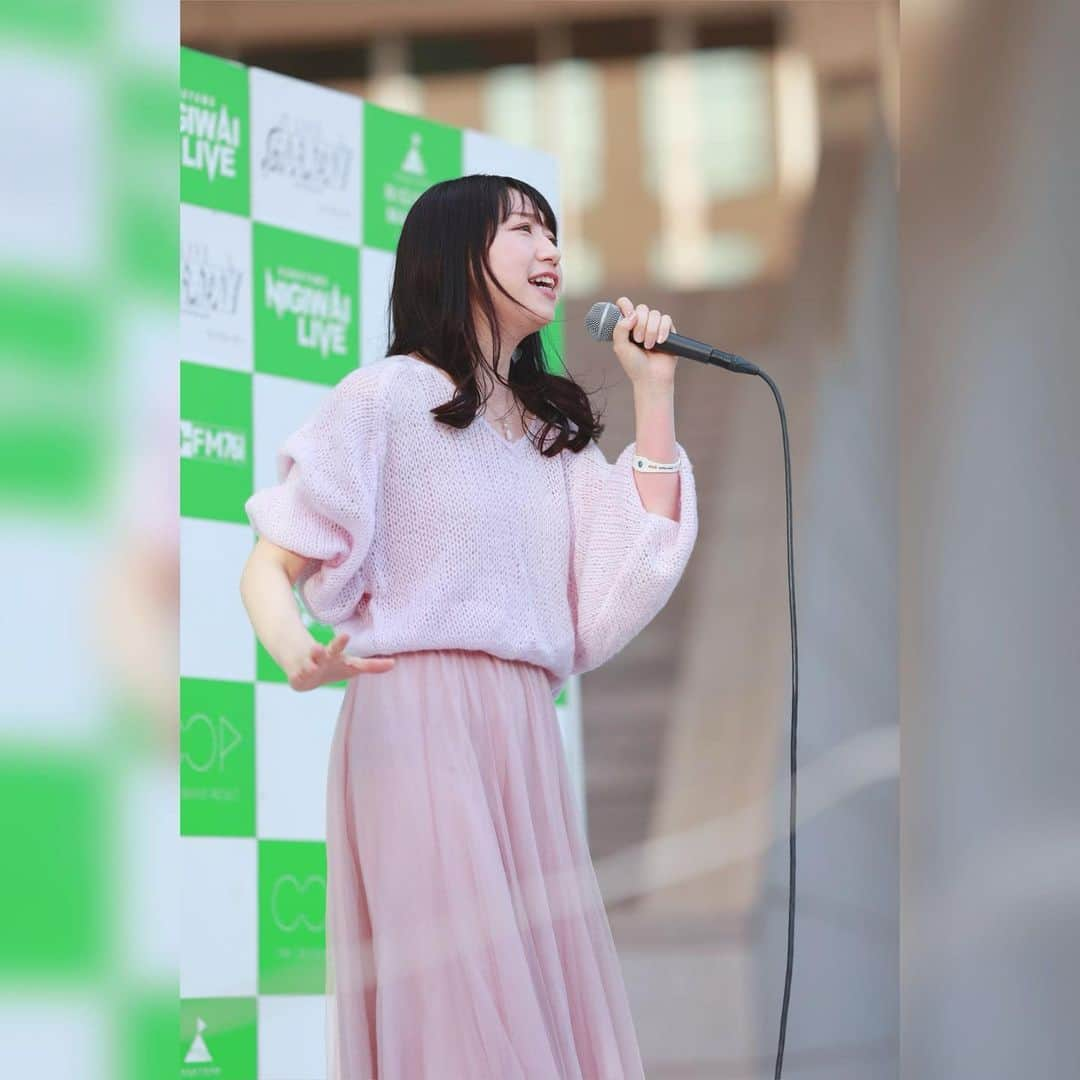 夏目樹里さんのインスタグラム写真 - (夏目樹里Instagram)「金山駅南口にて 「音子島in金山にぎわいマルシェ」 ライブを観てくれた皆さん ありがとうございました〜❣️🤩🙌  アズファミ、アズシャポ、じゆりシャポ(?)との再会に 新しい出会いも嬉しかった〜🥰  青空の下、ステージとマイク、どでかい音響で歌わせて頂けることに感謝👏✨  そして手拍子や笑顔で一気に「ライブ会場の空気」に変えてくれる皆さんに感謝🫶🫶🫶  自分の歌も物販もまだまだ反省改善点だらけだけど 早くも次のライブが楽しみです〜❣️  Ayaちゃん、恋ちゃんも駆けつけてくれてビックリ幸せでしたん😂💕  ୨୧┈┈┈SET LIST┈┈┈୨୧ Only Love DANCE TRIBE DREAMS（カバー） Many Thanks!!! HAYABUSA（アンコール）  #素敵な写真ありがとう」5月5日 8時32分 - juri_azure