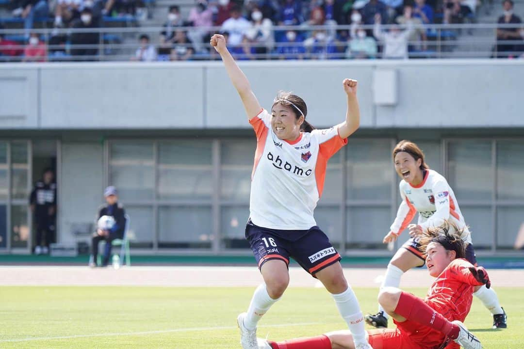 有吉佐織のインスタグラム：「🐿️🧡  GW連戦で2連勝✨✨ 熊谷まで足を運んでくれた皆さん DAZNで応援してくれた皆さん ありがとうございました！！  えりの初ゴールもあり良い形で先制したけど 自分のミスで失点してしまい ゲーム展開を難しくしてしまいました 頼もしいチームメートのおかげで 試合に勝ち切ることができて 勝って反省できるのはホントに良かったです みんなありがとう！  また来週にむけてしっかりトレーニングします！ 皆さん残りのGW楽しんでください！  #大宮アルディージャventus #yogiboweリーグ  #連勝 #GW」