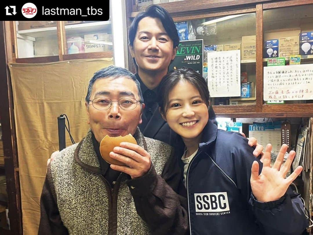 福山雅治さんのインスタグラム写真 - (福山雅治Instagram)「#Repost @lastman_tbs with @use.repost ・・・ ＼🍘2話オフショット🍘／  聞き込み調査の際、 皆実さんが持って行ったどら焼きは、 タバコ屋のご主人にとっても喜んでもらえたようです😊  皆実さん、 手土産のセンスもさすがですね🛍️✨  #ラストマン #福山雅治 #今田美桜 #岩田丸 #うさぎや」5月5日 8時36分 - masaharu_fukuyama_official