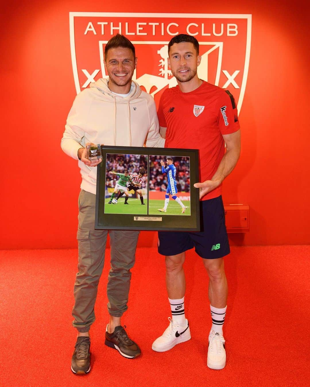 ホアキン・サンチェスさんのインスタグラム写真 - (ホアキン・サンチェスInstagram)「Gracias Capitán. Y a toda la afición del @athleticclub por el cariño que siempre he recibido cada vez que he venido a jugar a la catedral del fútbol. Gracias de corazón!! Nos vemos pronto 😜🤗💚」5月5日 8時40分 - joaquinarte