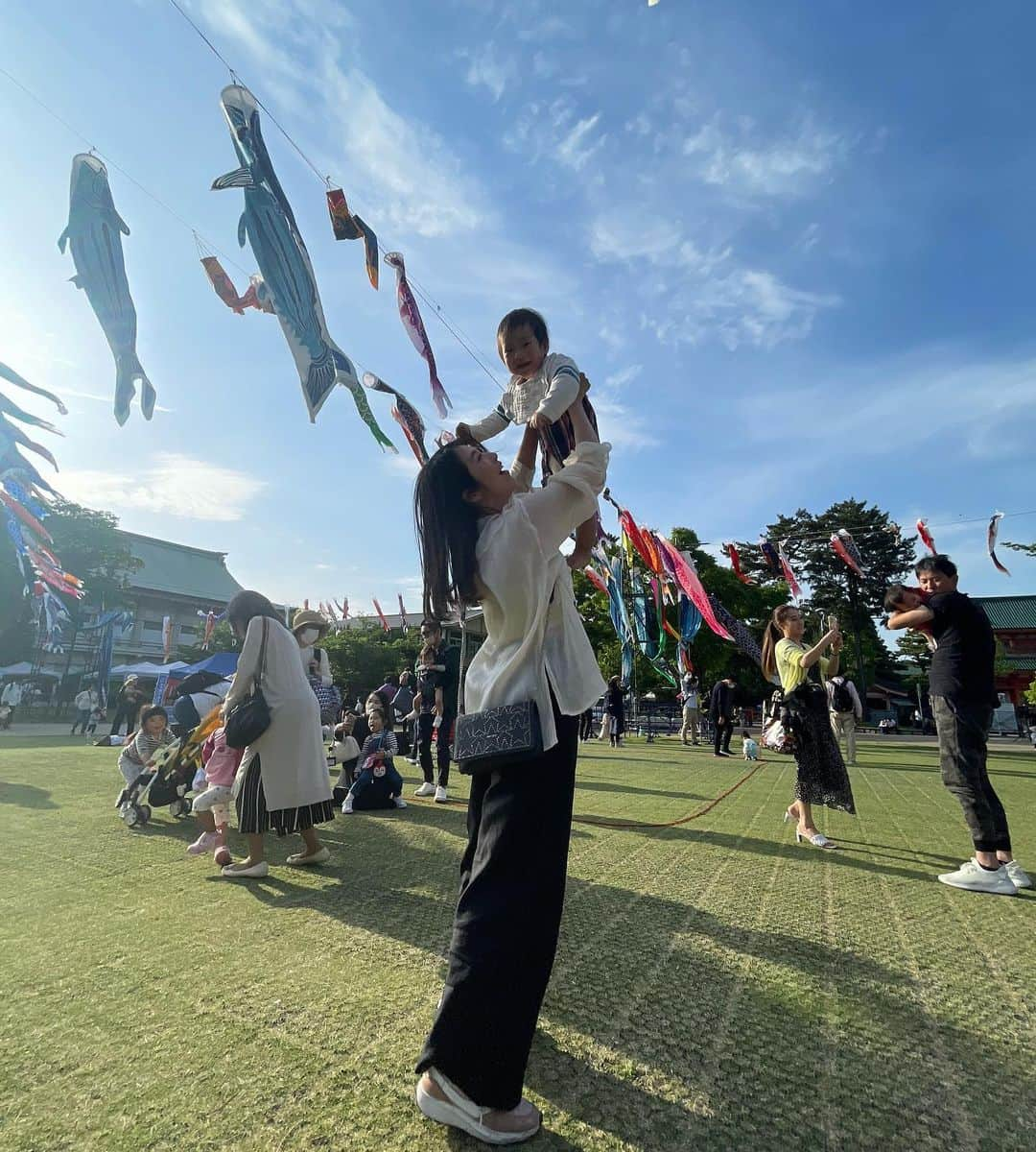 ふくい舞のインスタグラム：「マンチ初節句🎏  first festival for Munchie🎏 A lot of fish are swimming in the sky all over Japan  楽しい子供の日を👶❤️  #子供の日🎏  #初節句🎏  #childrensday」