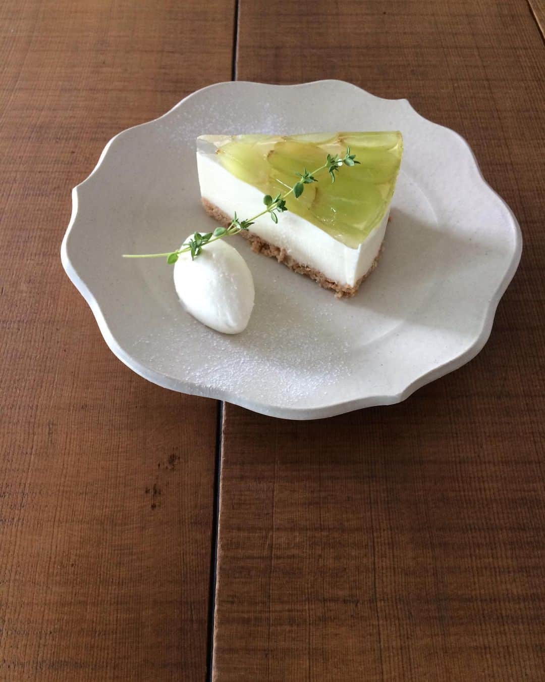手紙社のインスタグラム：「【手紙舎 2nd STORY】 日替わりでスペシャルなチーズケーキが楽しめる「G・C・W！　(ゴールデン・チーズケーキ・ウィーク！）」を開催中です。本日はなめらかなレアチーズケーキにぶどうのゼリーをあわせた「ぶどうのレアチーズケーキ」をご用意しております。暑い日にもオススメのひんやりデザートです。ぜひお楽しみください。 . 5/5MENU FOOD ・温泉卵とキャベツのカルボナーラ ・牛ほほ肉のオレンジトマト煮込み ・生パスタのナポリタン DESSERT ・チョコレートケーキ ・レモンのパウンドケーキ ・キャラメルバナナのタルト ・いちごとミルククリームのシフォンサンド ・ぶどうのレアチーズケーキ . 2023/5/5 . #手紙舎#手紙舎2ndstory#カフェ#ゴールデンウィーク#ぶどうレアチーズケーキ#デザート」