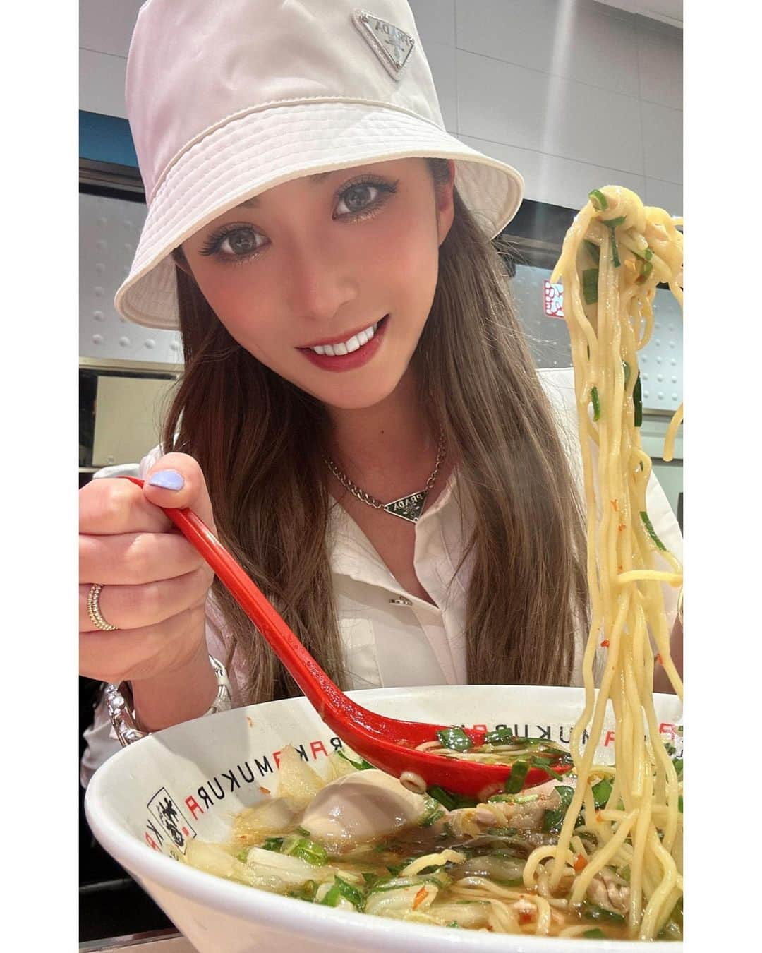 葉月樹里さんのインスタグラム写真 - (葉月樹里Instagram)「ラーメンはカップラーメンしかあんまり食べへんねんけど、3年ぶりくらいに朝方にラーメン屋のラーメン食べて、こちらとしては貴重やから載せた次第でございますー。  . .  大阪人がただただ、かむくらを食べましたけどの写真。  . . .  #葉月樹里 #soiréeine #ソワレーヌ #ずりおの食スタ #ラーメン苦手な人と繋がりたい #かむくら #kamukura #ラーメン  #ラーメンでお腹いっぱいになんのめっちゃ嫌 #カップラーメンはカップヌードルのsio推し #2枚目とかめっちゃ嬉しそうやろ私 #可愛くてごめん  #いらんやろこの写真 #映えの時代は終わった」5月5日 8時49分 - hazukijuri