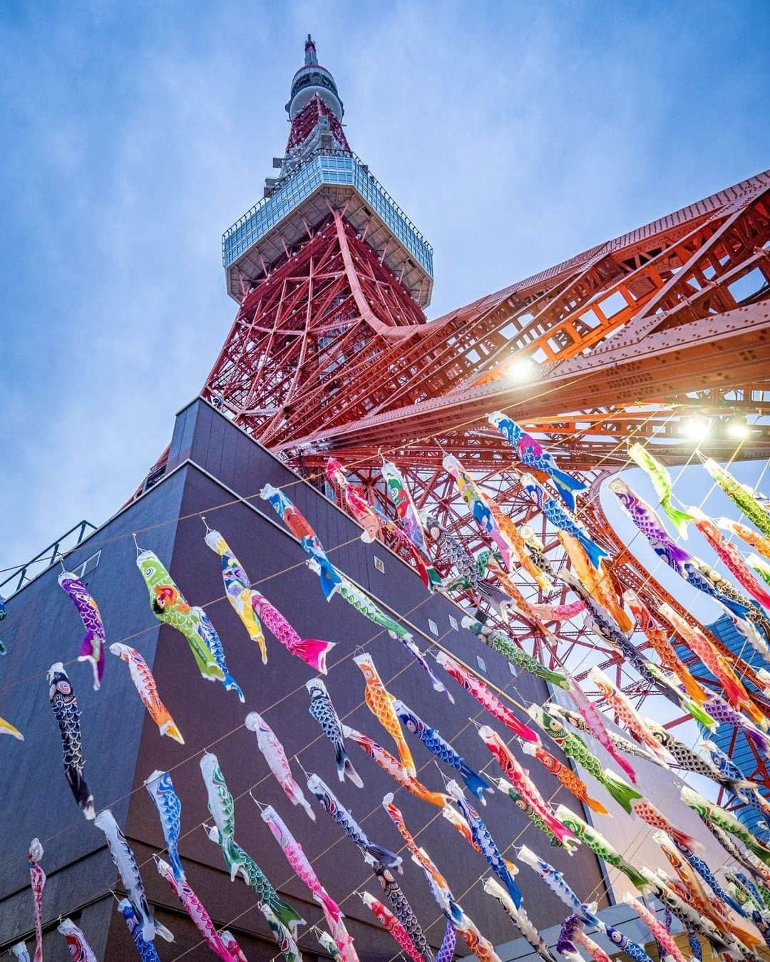 Shangri-La Hotel, Tokyoのインスタグラム：「5月5日は、こどもの日。⁣ ⁣ 東京タワーやスカイツリーにも鯉のぼりが出現し、こどもの日ならでは風景をお楽しみいただけます。⁣ ⁣ シャングリ・ラ 東京ではご滞在中のお子さまのために、キッズ・アメニティのサービスや思い出に残るエクスペリエンスなど、さまざまなキッズ・アクティビティをご用意しております。ぜひご活用ください。⁣ ⁣ Happy Children's Day.⁣ ⁣ Wishing for the health and fortune of children, Japan has a tradition to display 'Koinobori' carp decorations. 333 carps enjoy swimming in the air with Tokyo’s remarkable icon - Tokyo Tower - until this weekend.⁣ ⁣ photo credit @tetsu9797⁣ ⁣ #shangrilacircle #myshangrila #shangrilahotels #shangrila #shangrilatokyo #tokyotravel #tokyotrip #tokyostation  #シャングリラ #シャングリラ東京 #シャングリラサークル #東京駅 #丸の内 #大手町 #こどもの日 #鯉のぼり」