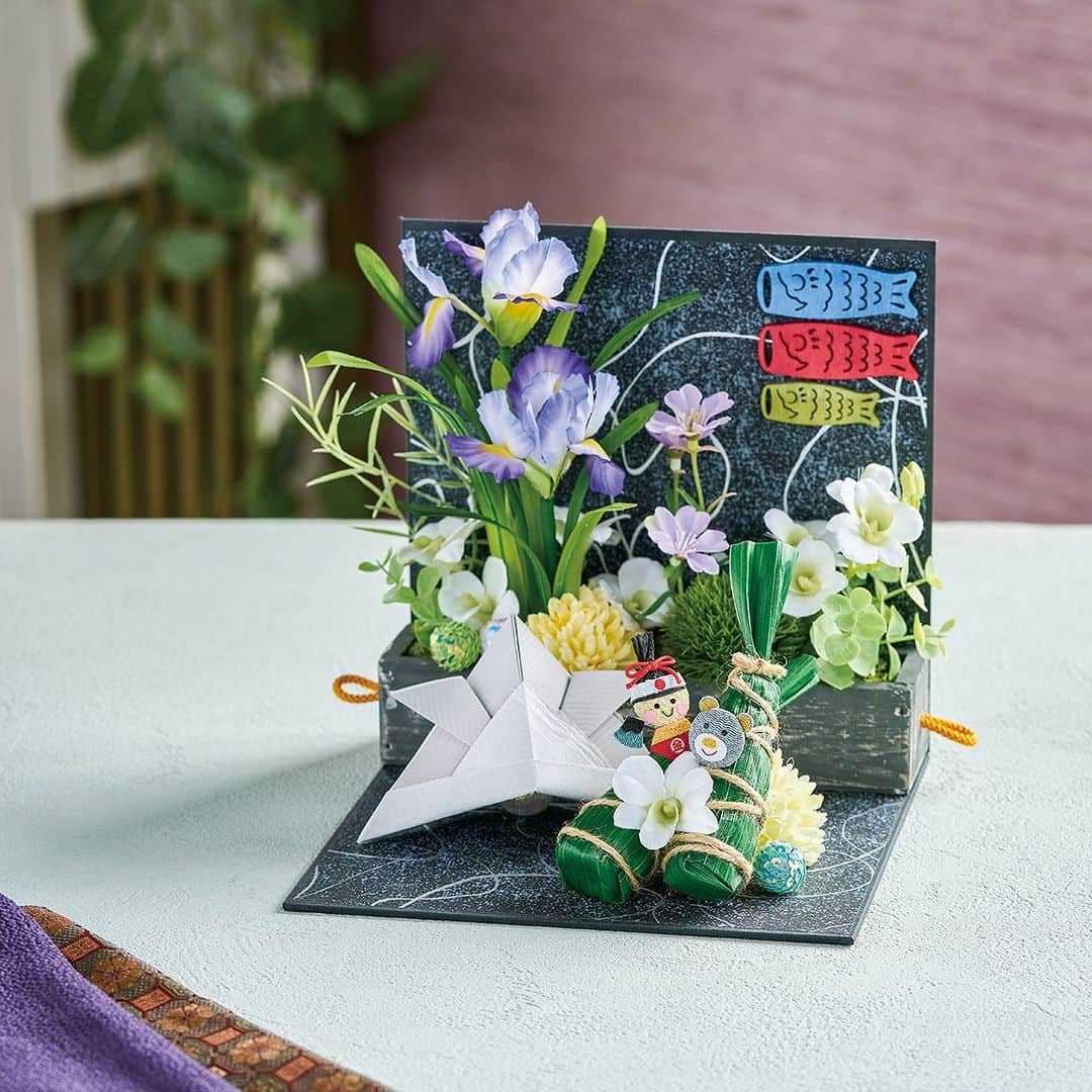 東京堂アーティフィシャルフラワーMAGIQのインスタグラム：「@magiq.jp ◁他の投稿はこちら💐 アーティフィシャルフラワーがたくさん！  【アーティフィシャルフラワーで季節をめぐる】  ～🎏端午の節句🎏～  5月５日は「こどもの日」。 子供たちの成長と幸せを願う行事で 端午の節句とも呼ばれています。 鯉のぼりや兜を飾ってお祝いします。  M001525 017 花しょうぶ FM001577 001 ピュアデンドロビウム FM002180 011 ミルブロッサムスプレー FM002927 037 ピンポンマムピック FM000501 104 ベルエマムピック FM002623 グリーントリュフピック FG008796 023 ユーカリプリピック ND045490 バトン２０ ZE001087 カラフル鯉のぼりパーツ ZP000065 こどもの日ピック RA009678 041 リーフリホ゛ン ZE000026 023 スパンコールボール JP000250 001 オーロラサテンピック XJ001680 020 美濃和紙　屏風 RT068586 023 エンボスライン RT067000 001 ちとせ雲龍ヤク７４ＣＭ AW005100 麻紐　１００ｍ DO061071 780 アイスランドモス小袋  ◉Follow Me！◉ 👉@magiq.jp ＿＿＿＿＿＿＿＿＿＿＿＿＿＿＿＿＿＿＿＿＿＿＿＿＿  #MAGIQ #MAGIQのある暮らし #東京堂 #造花 #アーティフィシャルフラワー #アーティフィシャルフラワーアレンジ #フラワーアレンジメント #flowers #artificialflowers #こどもの日 #端午の節句」
