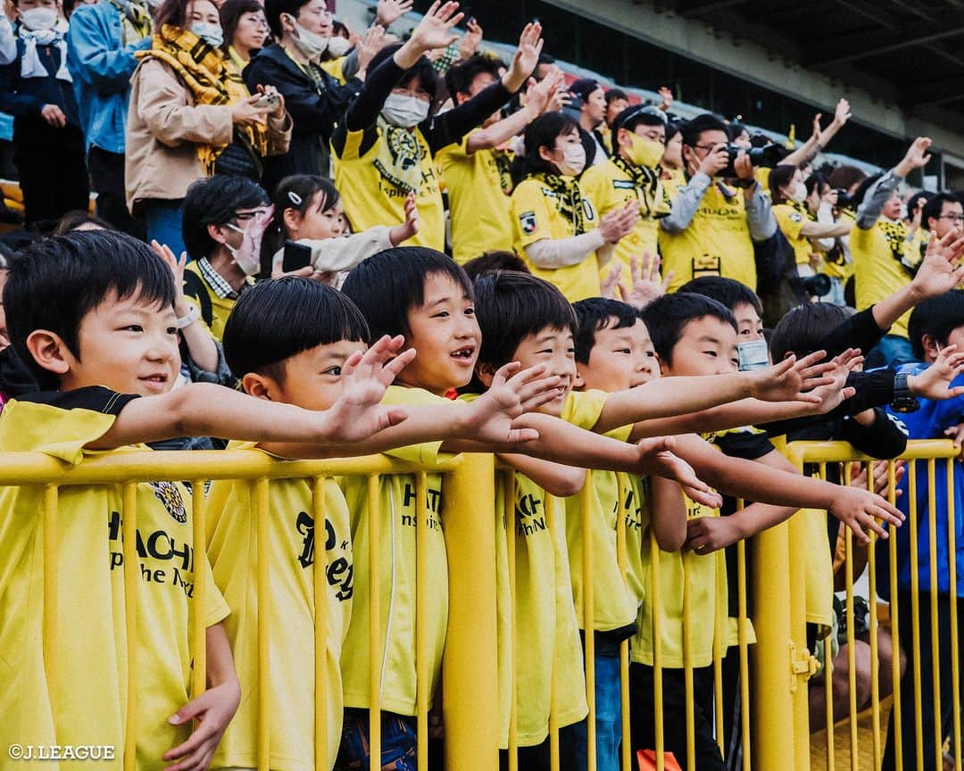 Ｊリーグさんのインスタグラム写真 - (ＪリーグInstagram)「本日5/5は #こどもの日 ⚽️  小さなファン・サポーターもJリーグを盛り上げます💪  #鹿島アントラーズ #kashimaantlers #ツエーゲン金沢 #zweigen #柏レイソル #reysol #ジェフユナイテッド千葉 #jefunited #横浜Fマリノス #fmarinos #ブラウブリッツ秋田 #blaublitz  #Jリーグ #jleague #サッカー #soccer #football #J30」5月5日 9時00分 - jleaguejp