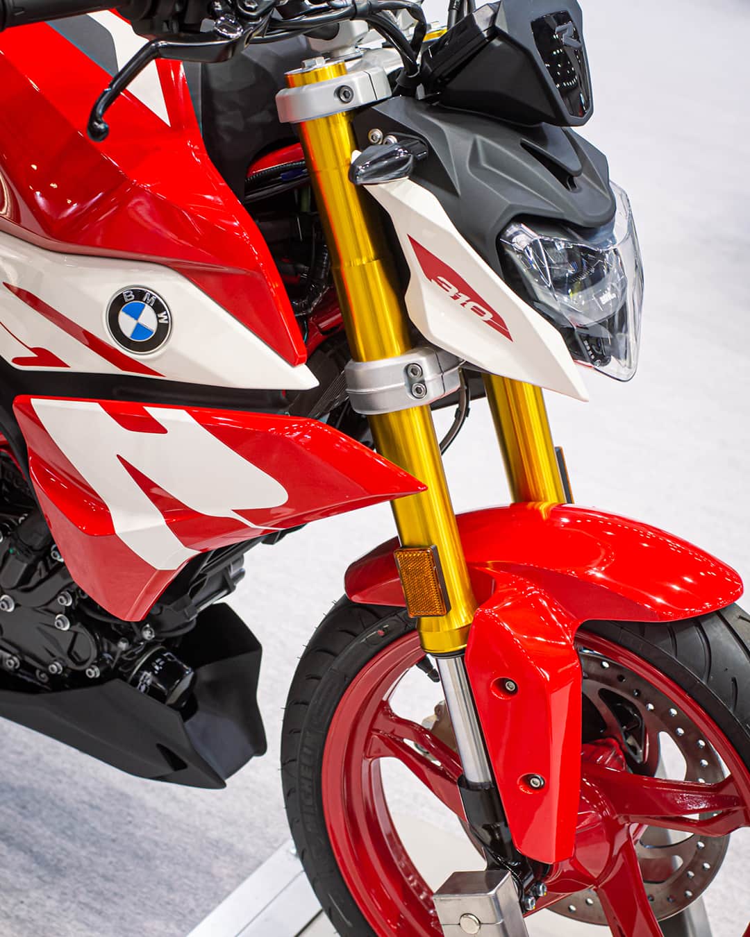 のインスタグラム：「G 310 R / レーシング・レッド  普通自動二輪免許でも楽しめるBMWロードスターG 310 R。  このレーシング・レッドのカラーリングでは、外装をはじめホイールやフレームまでビビッドなレッドで統一しており、G 310 Rの躍動感あふれる造形をどの角度からも楽しむことができます。  #MakeLifeAride #NeverStopChallenging #BMWMotorrad #Roadster #G310R #BMWモトラッド #駆けぬける歓び」