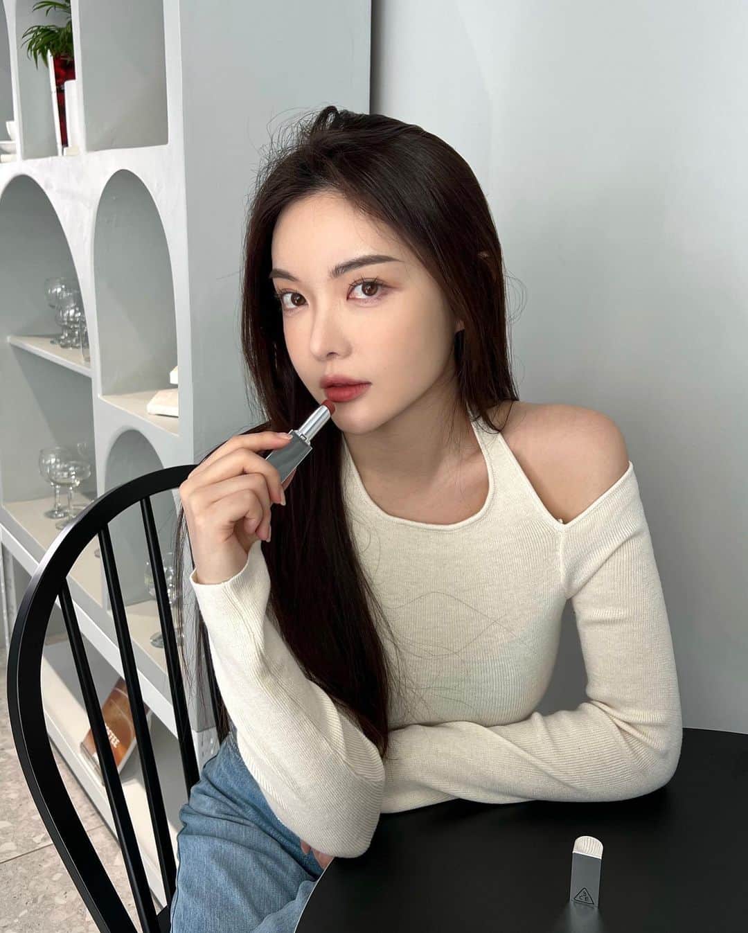 Official STYLENANDAのインスタグラム：「분위기 있게, 시니컬 톤 다운 시나몬✨  3CE 블러 매트 립스틱 # 솔티 시나몬  BLUR THE LINE〰️ 3CE BLUR MATTE LIPSTICK # SALTY CINNAMON  #3CE #3CESTYLENANDA #3CE스타일난다 #HOUSEOF3CE #3CEBLURMATTELIPSTICK #3CE블러매트립스틱 #3CELIP #3CELIPSTICK #BLURTHELINE」