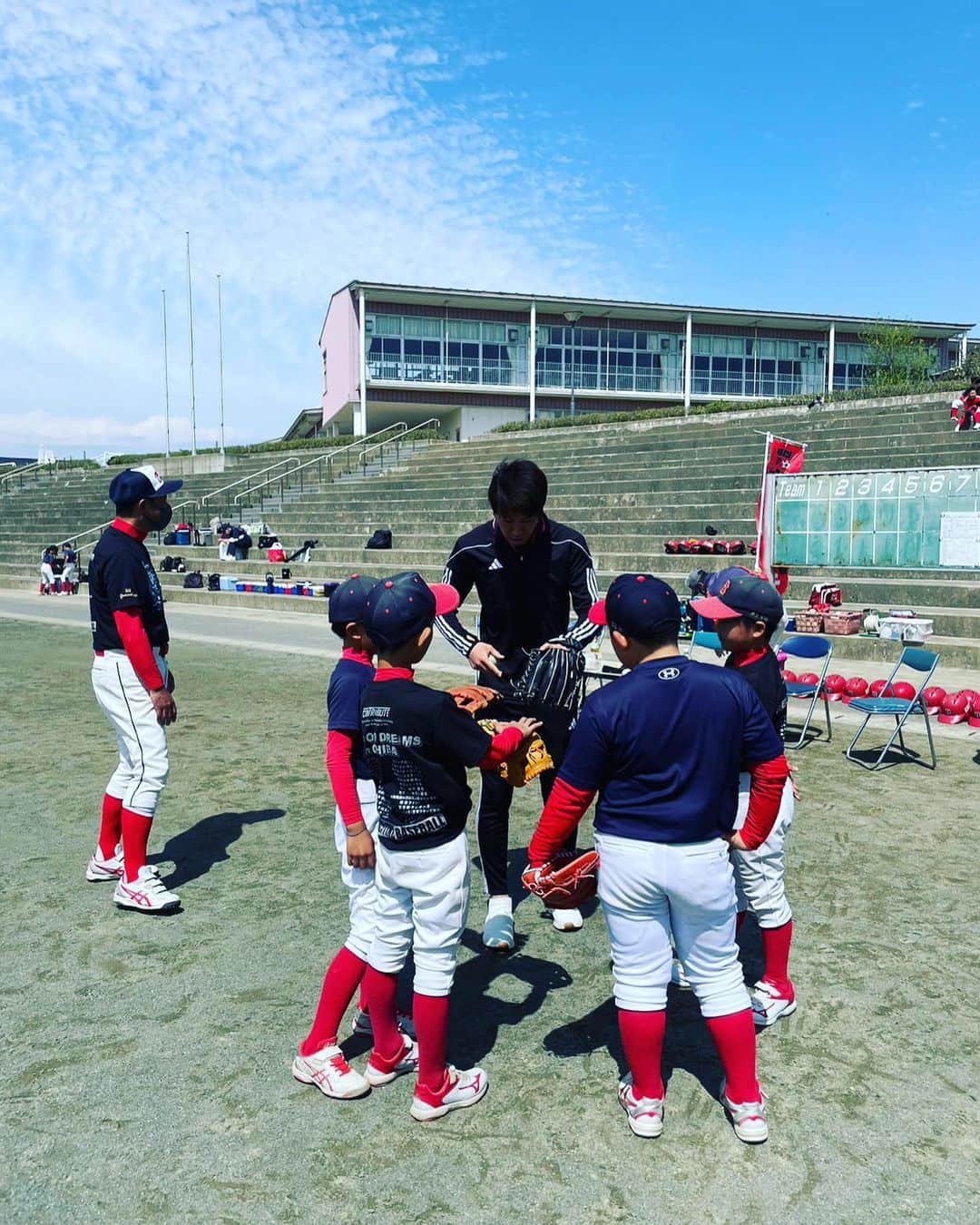 吉田眞紀人のインスタグラム：「... これからサッカーだけでは無く、色々なスポーツの現場を見て行ければと思っています！ 今までは自分がプレーするだけの立場でしたが、プレーする人を支えてる人の思いや考え、苦労してることなど聞いていきたいと思います🫡 ...  #吉田まきと #スポーツで健康に #木更津市出身初のJリーガー #木更津に新しい景色を #木更津市議会議員 #忘れるな2075人の想い」
