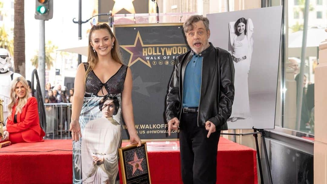 スター・ウォーズさんのインスタグラム写真 - (スター・ウォーズInstagram)「Princess. Rebel. General. Forever our Leia.  Carrie Fisher was honored in a ceremony featuring her daughter, Billie Lourd, along with her Star Wars family.  Credit: Hollywood Chamber of Commerce Learn more at the link in our bio.」5月5日 8時58分 - starwars