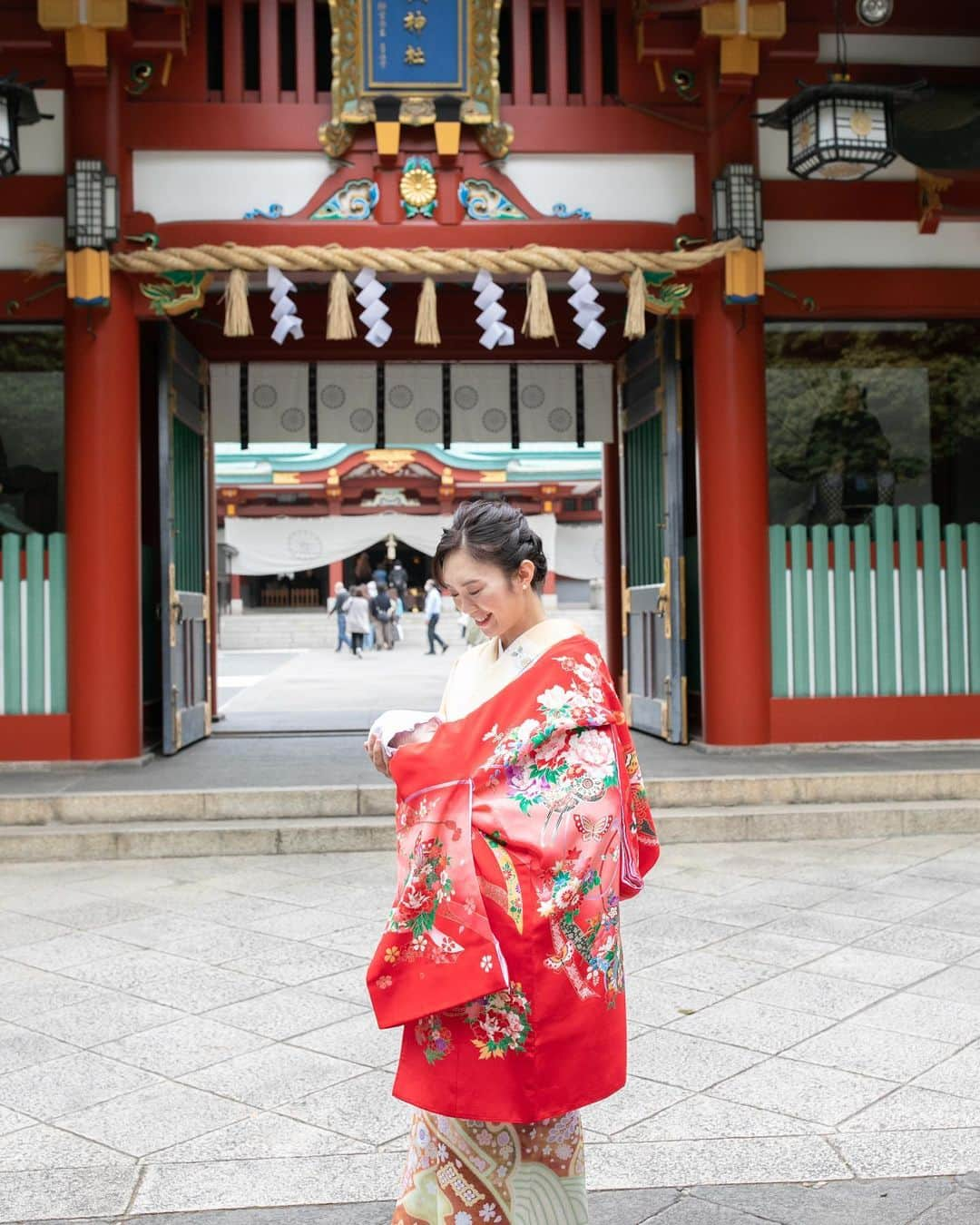 篠原菜月さんのインスタグラム写真 - (篠原菜月Instagram)「お宮参り👶👶⛩️ 先日、双子のお宮参りに行ってきました。　 ⁡ 妊娠前も双子の安産祈願にも訪れていた場所。 お宮参りで来れて感慨深い🥹 ⁡ ヘアと着付けはホテルニューオータニの美容室にお願いしました。迷ったけどお着物着てよかった。 ⁡ 元気に産まれてきてくれてありがとう✨ 2人仲良くすくすく育ってね✨ ⁡ ⁡ ⁡#お宮参り#日枝神社#双子#男女双子#双子お宮参り#こどもの日」5月5日 19時56分 - natsukishinohara