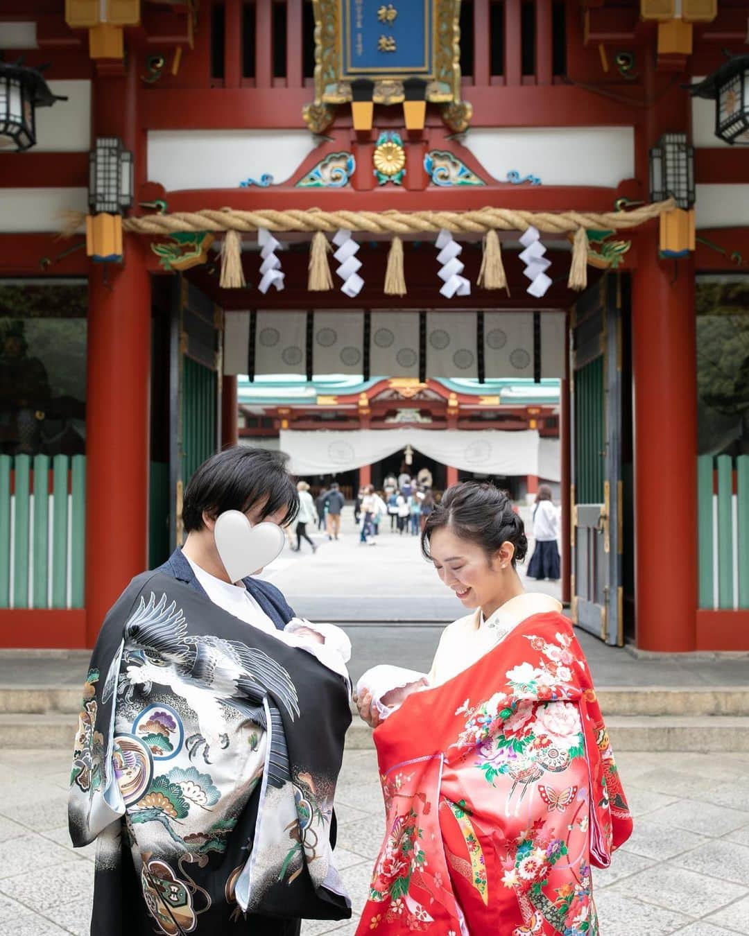 篠原菜月のインスタグラム：「お宮参り👶👶⛩️ 先日、双子のお宮参りに行ってきました。　 ⁡ 妊娠前も双子の安産祈願にも訪れていた場所。 お宮参りで来れて感慨深い🥹 ⁡ ヘアと着付けはホテルニューオータニの美容室にお願いしました。迷ったけどお着物着てよかった。 ⁡ 元気に産まれてきてくれてありがとう✨ 2人仲良くすくすく育ってね✨ ⁡ ⁡ ⁡#お宮参り#日枝神社#双子#男女双子#双子お宮参り#こどもの日」