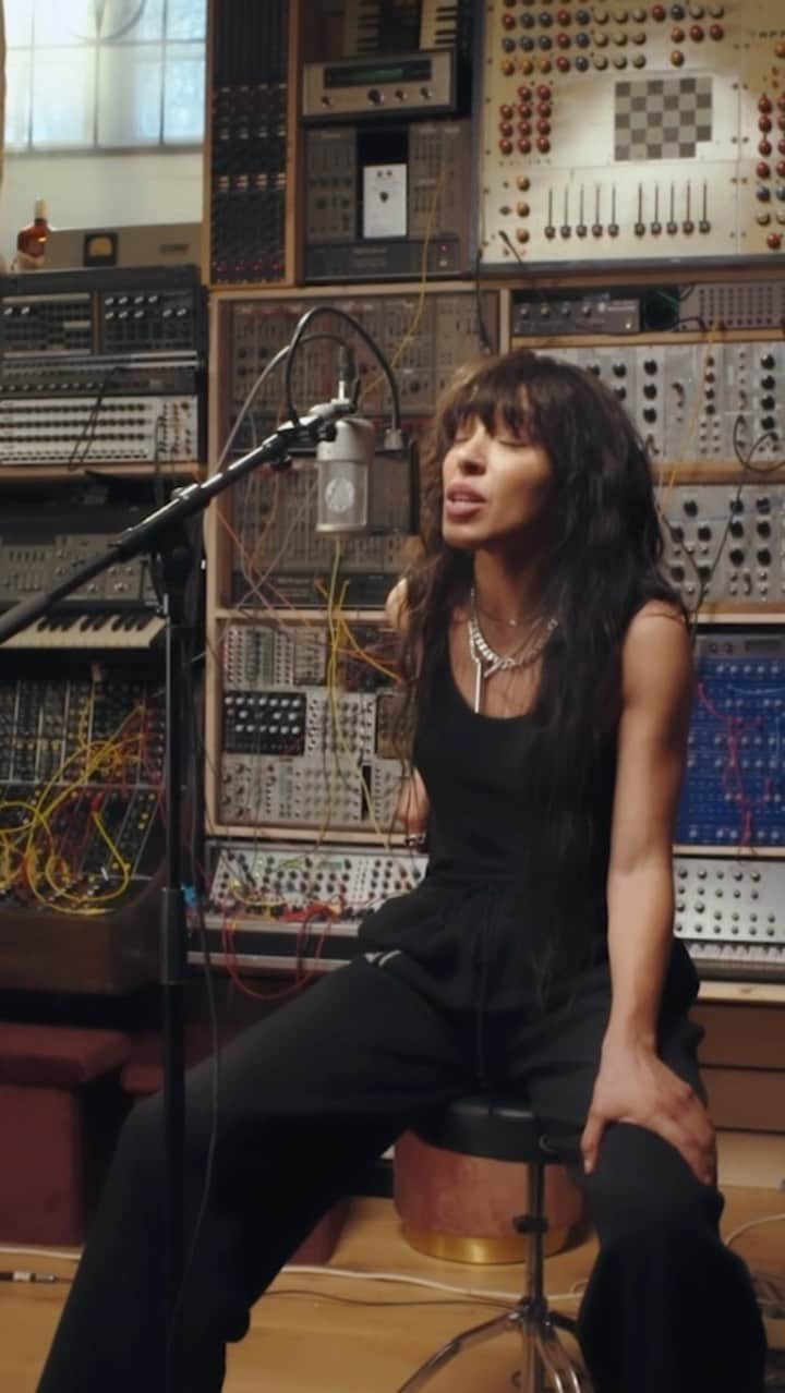 ロリーンのインスタグラム：「Let me show my love for you.  Acoustic version of Tattoo.  Link in bio.  #loreen #loreentattoo」