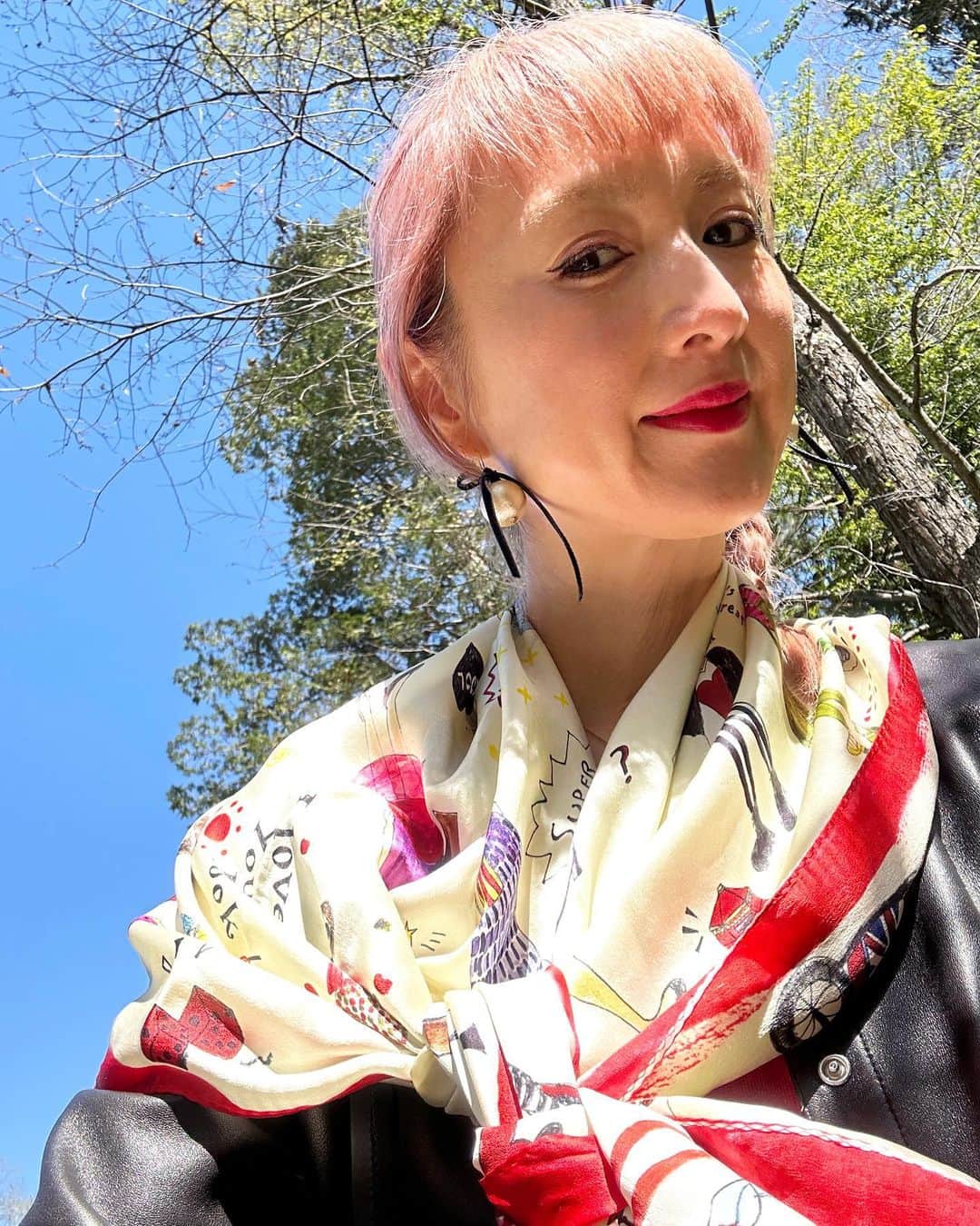 のインスタグラム：「旅にはシルクスカーフが欠かせません❣️軽くて、小さく畳めて、冷房のきいた車中やレストランで重宝し、フォーマルにもカジュアルにも対応する万能アイテム✨ 今回の旅にはロンドンガールズ柄をチョイス。これひとつでコーディネイトがパッと明るくなるから、手に取ることが多い🇬🇧 実はこちら、私のスカーフのなかでも一番初めに作ったデザインで、 @sforshoko のお客様にも人気のロングヒット商品でもあります❤️」