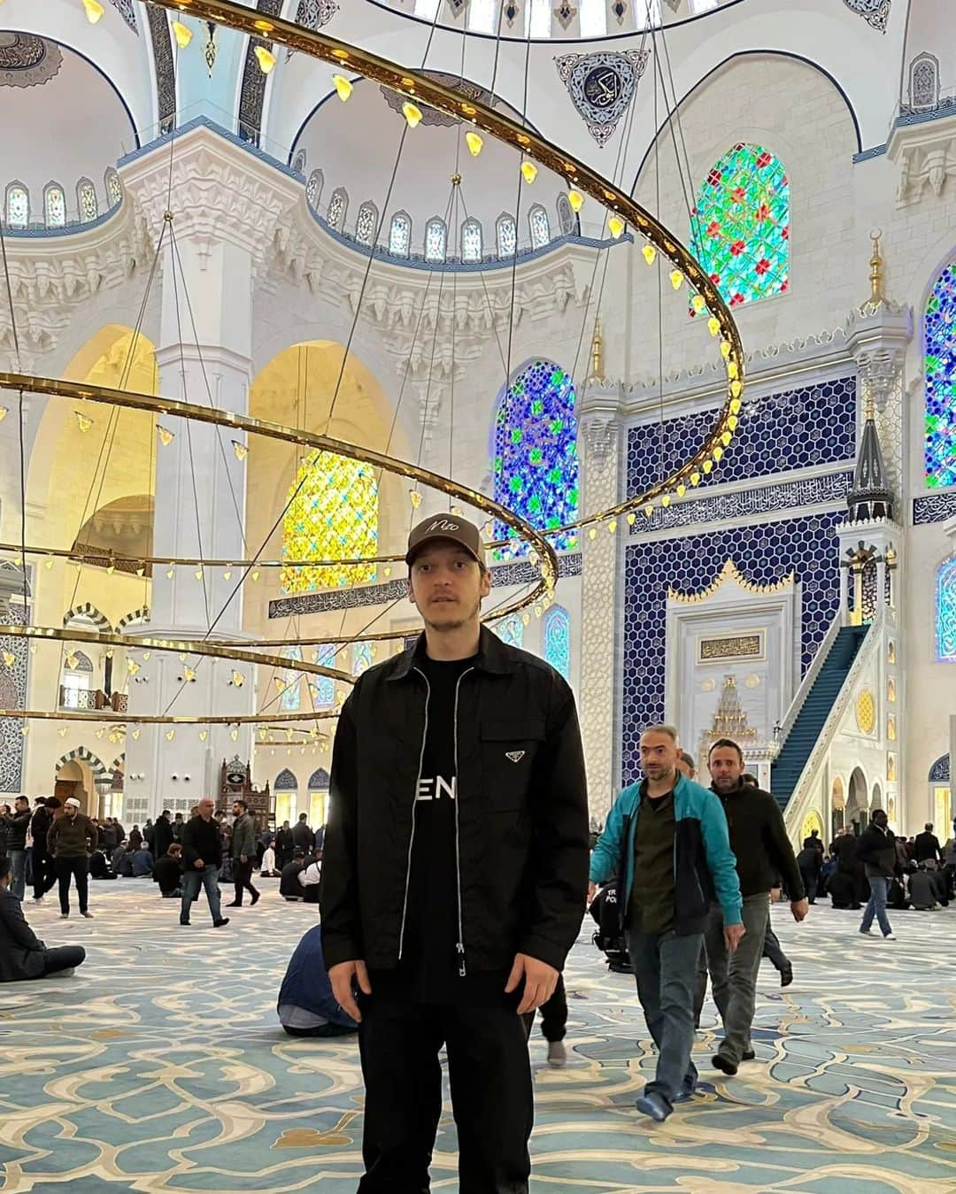 メスト・エジルさんのインスタグラム写真 - (メスト・エジルInstagram)「Jumma Mubarak to all of you 🤲🏼 stay blessed 🕌☪️ #hayırlıcumalar」5月5日 19時59分 - m10_official