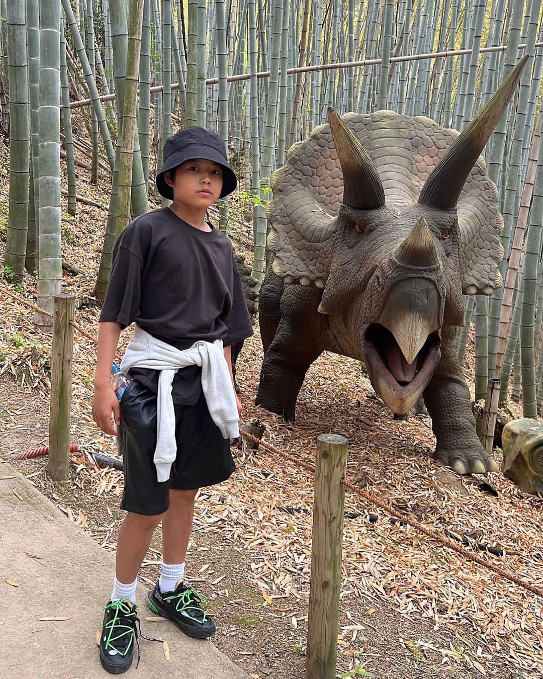 IIDA YURIさんのインスタグラム写真 - (IIDA YURIInstagram)「GWは広島へ🖤. . 恐竜好きな息子を連れて #みろくの里 へ👦🏻. . 乗り物もいっぱい乗ったし恐竜パークも楽しかった🌈 昭和な場所も最高だった。  何より晴れて良かった🖤 . #ゴールデンウィーク #広島観光  #広島旅行  #恐竜 #ダイナソーパーク #アンキロサウルス」5月5日 19時59分 - yurima_ma
