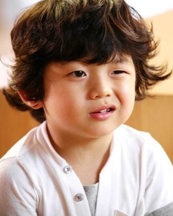 ワン・ソクヒョンのインスタグラム：「나도 마음만은 어린이 🥹  #왕석현 #어린이날 #과속스캔들」