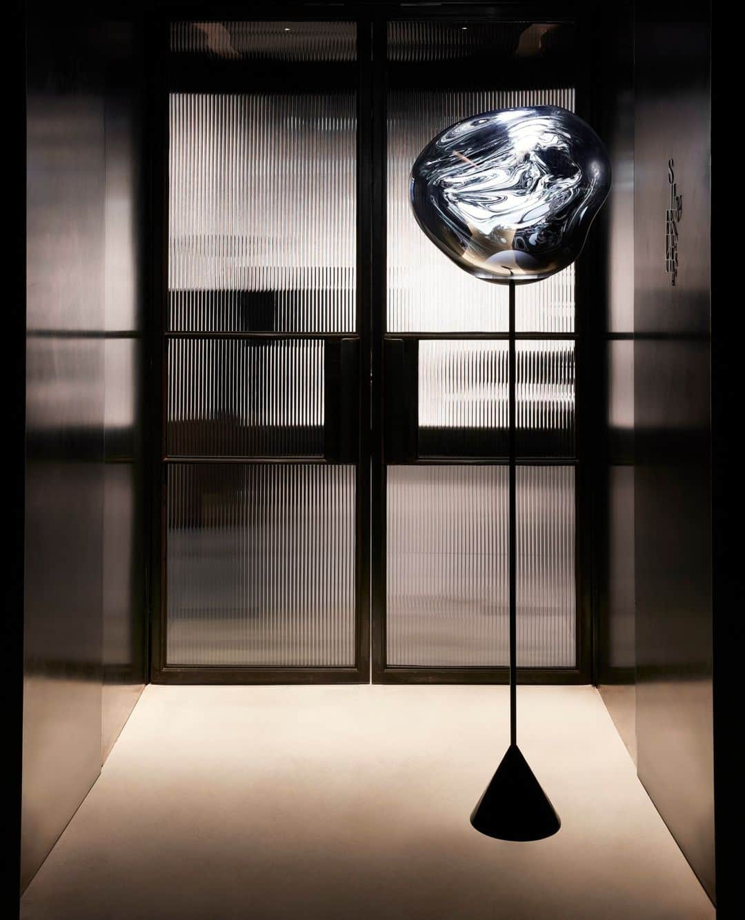 トム ディクソンのインスタグラム：「Our SLIM floor pedestal can now display any of our iconic shades including MELT, MIRROR BALL and OPAL. Make a CHOICE between 12 different shades.⁠ ⁠ Photographed here @silverleaf_bar⁠, designed by @designresearchstudio the interior design studio at the heart of Tom Dixon.⁠ ⁠ @peer_lindgreen⁠」