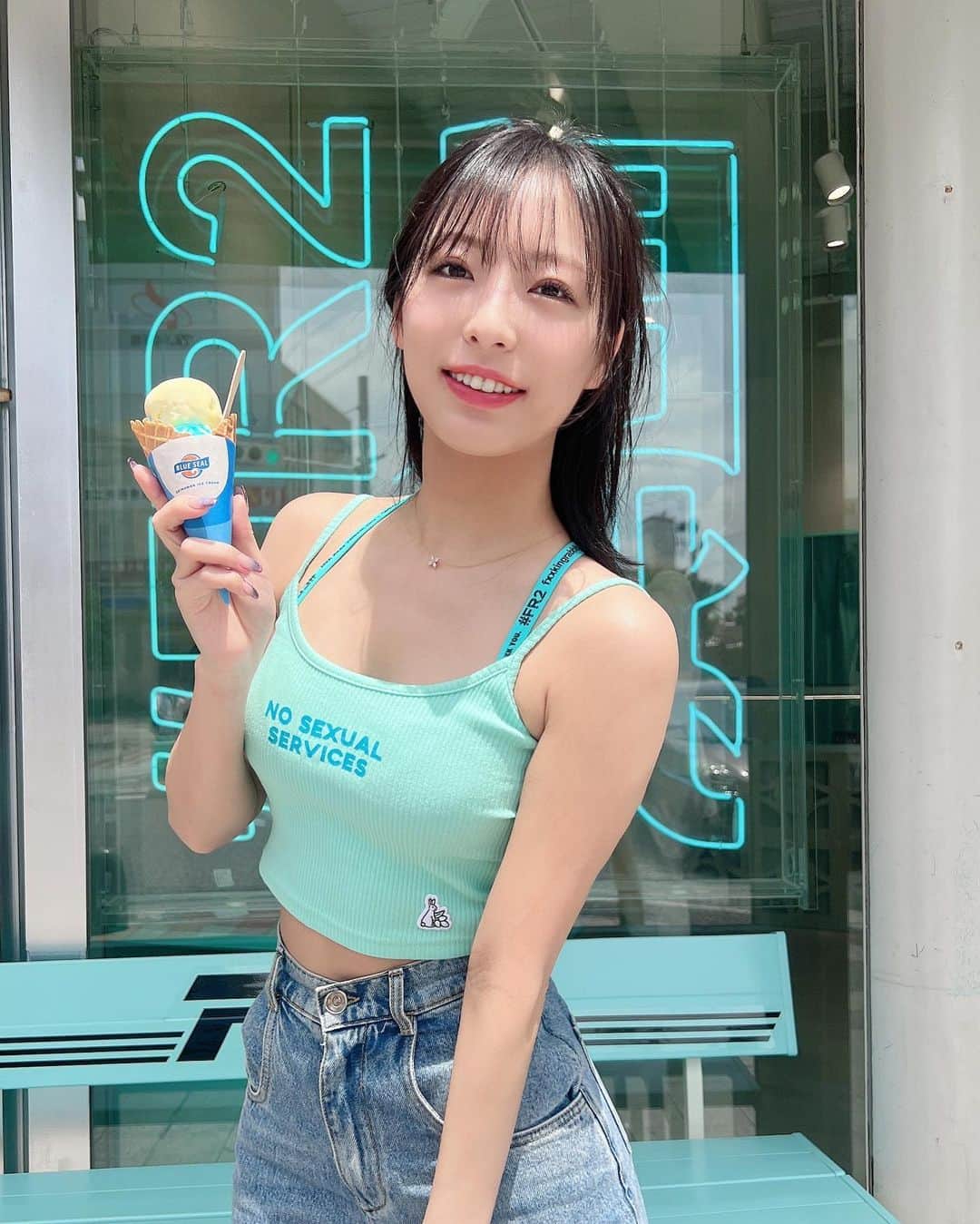 藤堂ラナのインスタグラム：「🐇🐇🩵  沖縄で一足先に 夏感じてきた🤤🌺 . . .  @b_b_j.j  @fr2getto  @bijo_navi  @blueseal_icecream   #fr2月桃 #沖縄 #沖縄旅行 #夏 #gw  #fyp #ootd #fr2 #okinawa #y2k  #ブルーシール #japan #ビジョビ #コンカフェ嬢 #自撮り」