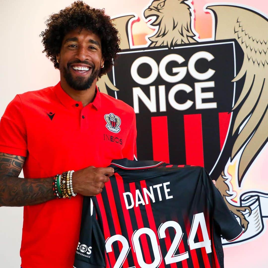 のインスタグラム：「Très fier de vous annoncer ma prolongation de contrat et de cette belle aventure avec c club @ogcnice qui j’ai un énorme respect et reconnaissance 🤩🙏🏾🙌🏽❤️🖤. Merci beaucoup aux joueurs, staff technique, médical , tous les employés et les supporters de m’avoir aidé à arriver jusqu’à la.  #issanissa  Je vous aime ❤️🥰😍😘」