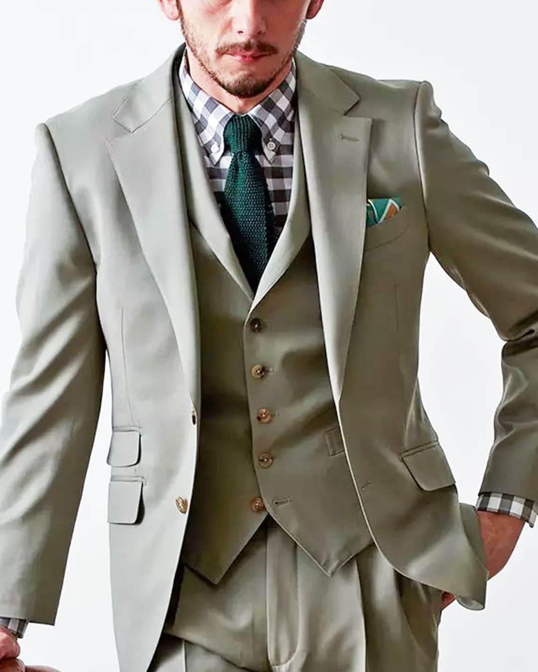 Global Style（グローバルスタイル）さんのインスタグラム写真 - (Global Style（グローバルスタイル）Instagram)「明るめのグリーンカラー×無地で仕立てたオーダースーツ。 さりげないグリーンで定番カラーと差をつけるオーダースーツに◎ * ～オーダースーツの価格～ ブランド：「#DORMEUIL - #ドーメル 」 ◆通常１着価格：108,000円（税込118,800円）～ ◆2着コンビ価格：68,000円（税込74,800円）～ * 4/2～5/7まで！お得なフェア開催🎊 ★2着51,700円～(税込)なんと1着あたり25,850円～(税込) さらに対象生地購入でGS倶楽部+1ptプレゼント🎁!! ご友人とシェアOKな3着まとめ買いもおすすめ！ * 【オーダー専門店グローバルスタイルとは？】 ①業界最多の生地バリエーション ②選べるスーツモデルも業界最多10型以上！ ③本格オーダースーツが1着2万円台から！ * 50,000円分のギフト券が当たる!? スナップキャンペーンを開催中📸 専用ハッシュタグをつけてオーダーしたスーツを投稿するだけ★ 詳しくはDMよりお問い合わせください。 * 豪華特典付きの期間限定のフェア開催中！ 詳しくは公式サイトにて ⇒ @globalstyle_jp * #グローバルスタイル #globalstyle #ginzaglobalstyle #スーツ #グリーンスーツ #スリーピース #ネクタイ #メンズスーツ #スーツスタイル #スーツのある日常」5月5日 18時30分 - globalstyle_jp
