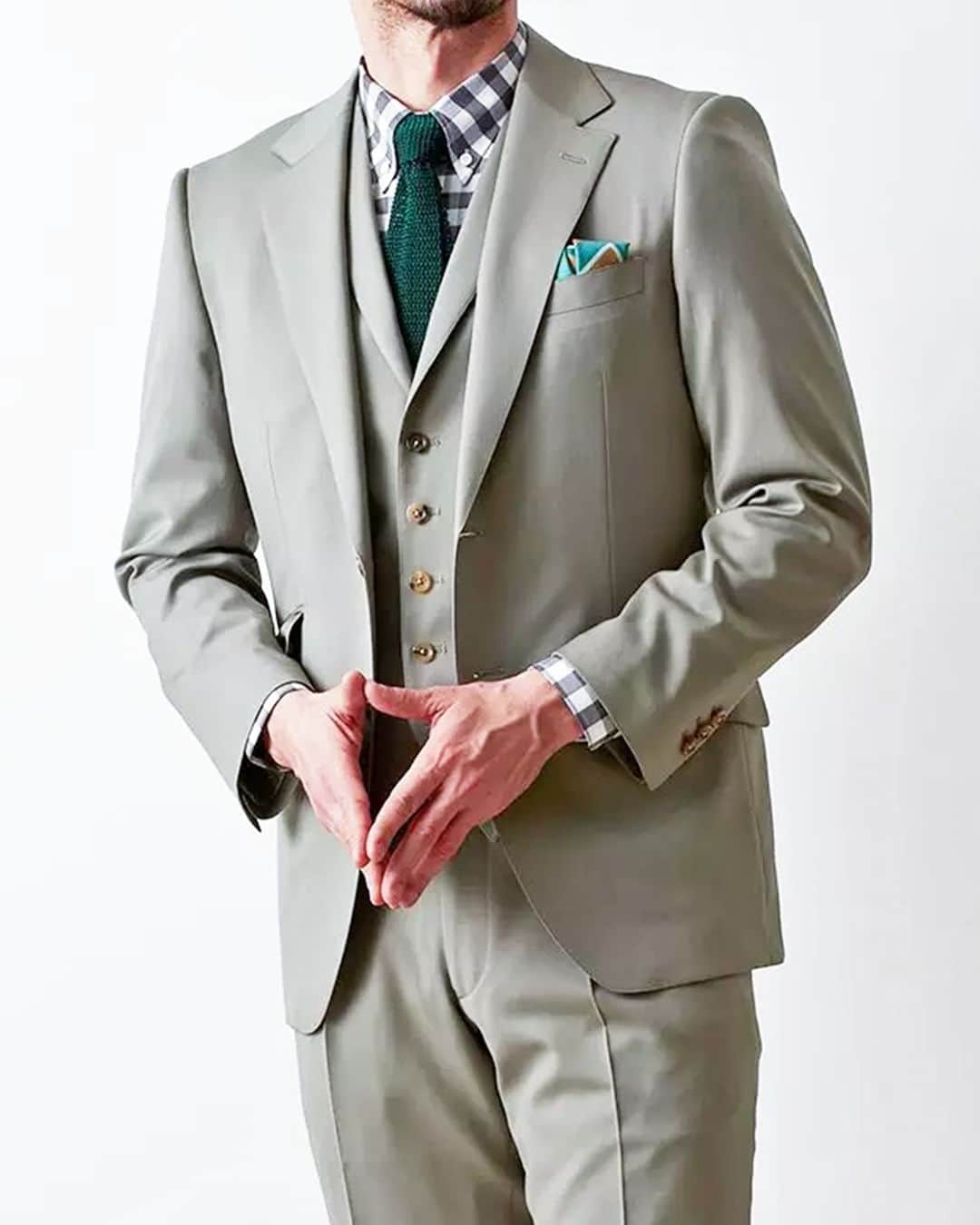 Global Style（グローバルスタイル）さんのインスタグラム写真 - (Global Style（グローバルスタイル）Instagram)「明るめのグリーンカラー×無地で仕立てたオーダースーツ。 さりげないグリーンで定番カラーと差をつけるオーダースーツに◎ * ～オーダースーツの価格～ ブランド：「#DORMEUIL - #ドーメル 」 ◆通常１着価格：108,000円（税込118,800円）～ ◆2着コンビ価格：68,000円（税込74,800円）～ * 4/2～5/7まで！お得なフェア開催🎊 ★2着51,700円～(税込)なんと1着あたり25,850円～(税込) さらに対象生地購入でGS倶楽部+1ptプレゼント🎁!! ご友人とシェアOKな3着まとめ買いもおすすめ！ * 【オーダー専門店グローバルスタイルとは？】 ①業界最多の生地バリエーション ②選べるスーツモデルも業界最多10型以上！ ③本格オーダースーツが1着2万円台から！ * 50,000円分のギフト券が当たる!? スナップキャンペーンを開催中📸 専用ハッシュタグをつけてオーダーしたスーツを投稿するだけ★ 詳しくはDMよりお問い合わせください。 * 豪華特典付きの期間限定のフェア開催中！ 詳しくは公式サイトにて ⇒ @globalstyle_jp * #グローバルスタイル #globalstyle #ginzaglobalstyle #スーツ #グリーンスーツ #スリーピース #ネクタイ #メンズスーツ #スーツスタイル #スーツのある日常」5月5日 18時30分 - globalstyle_jp
