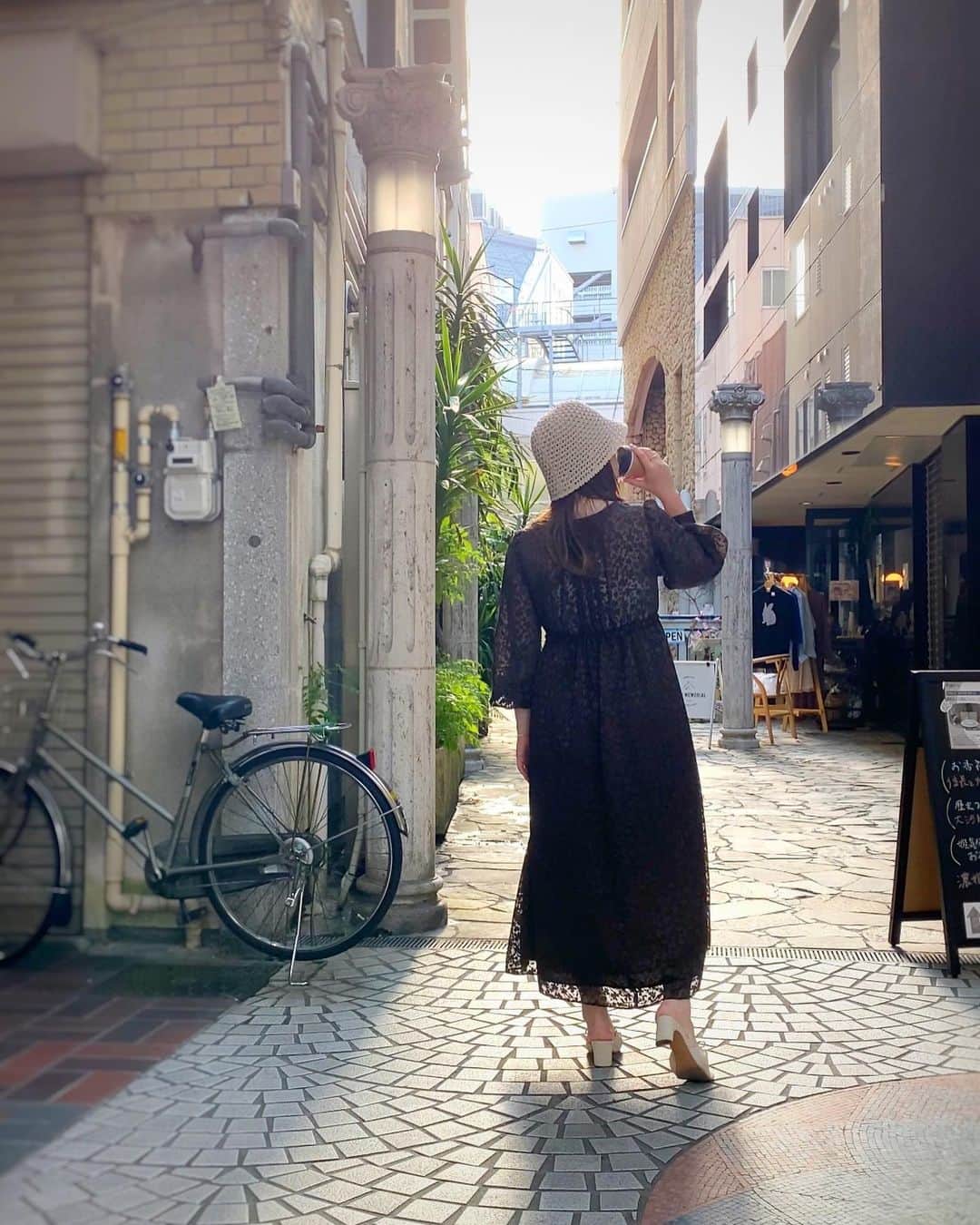 ドーキンズ英里奈のインスタグラム：「Gifu Cafe☕️  📍COFFEE STAND TIROL 柳ヶ瀬の真ん中にあるコーヒー屋さん 杏仁コーヒーが衝撃の美味しさです🫨  この日のお洋服は @enter_the_e  サステナブルなお洋服ブランドです👗  #柳ヶ瀬 #柳ヶ瀬グルメ #coffeestandtirol #サステナブルファッション #enter_the_e #10着のうち1着でもサスティナブルに」