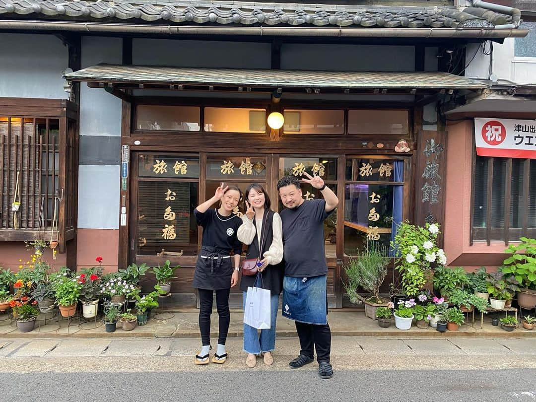 旅館 お多福さんのインスタグラム写真 - (旅館 お多福Instagram)「元アルバイトの紗和ちゃんが遊びに来てくれましたー🥺 少しだけお姉さんっぽくなってましたね🥳 顔出してくれて嬉しかったです🤗 またゆっくりおいでー😆 #岡山 #津山 #okayama #tsuyama #旅館 #鍋 #雉鍋 #キジ鍋 #ケンケン鍋 #そずり鍋 #黒豚しゃぶしゃぶ #出汁しゃぶ #お多福 #旅館お多福 #旅館deご飯 #旅館de宴会 #旅館gaえんじゃ #城下町 #津山城 #城下の宿 #城下町旅籠 #元アルバイト #元スタッフ」5月5日 18時32分 - ryokan_otafuku