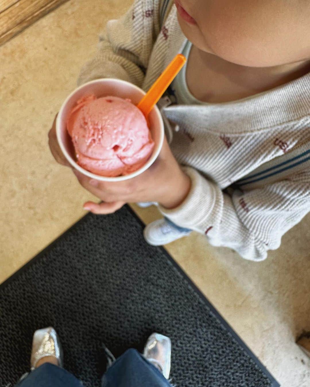 のインスタグラム：「🍦🩷🩵💛  ݂ #dayoff#gw#momlife#momofboys#新米ママ#息子#息子コーデ#こどものいる暮らし#休日の過ごし方#休日コーデ#3歳#3歳男の子#親バカ部#子育て日記#子育てママ」