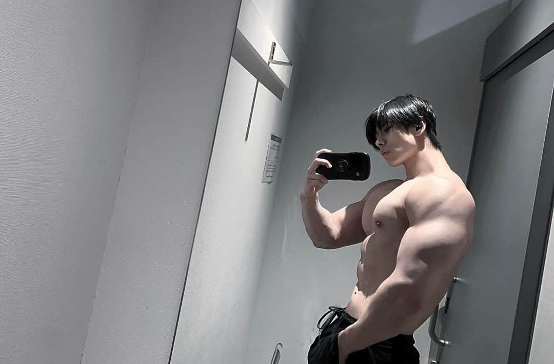 桜庭大翔のインスタグラム：「. 久々に測ったら胸囲110cmだった 去年は111だったから、あれ 1cm減ってるじゃんて思ったけど 前より全然絞れての1センチ減だったから むしろめちゃくちゃ増えてる . . . #ジム#減量#減量期」