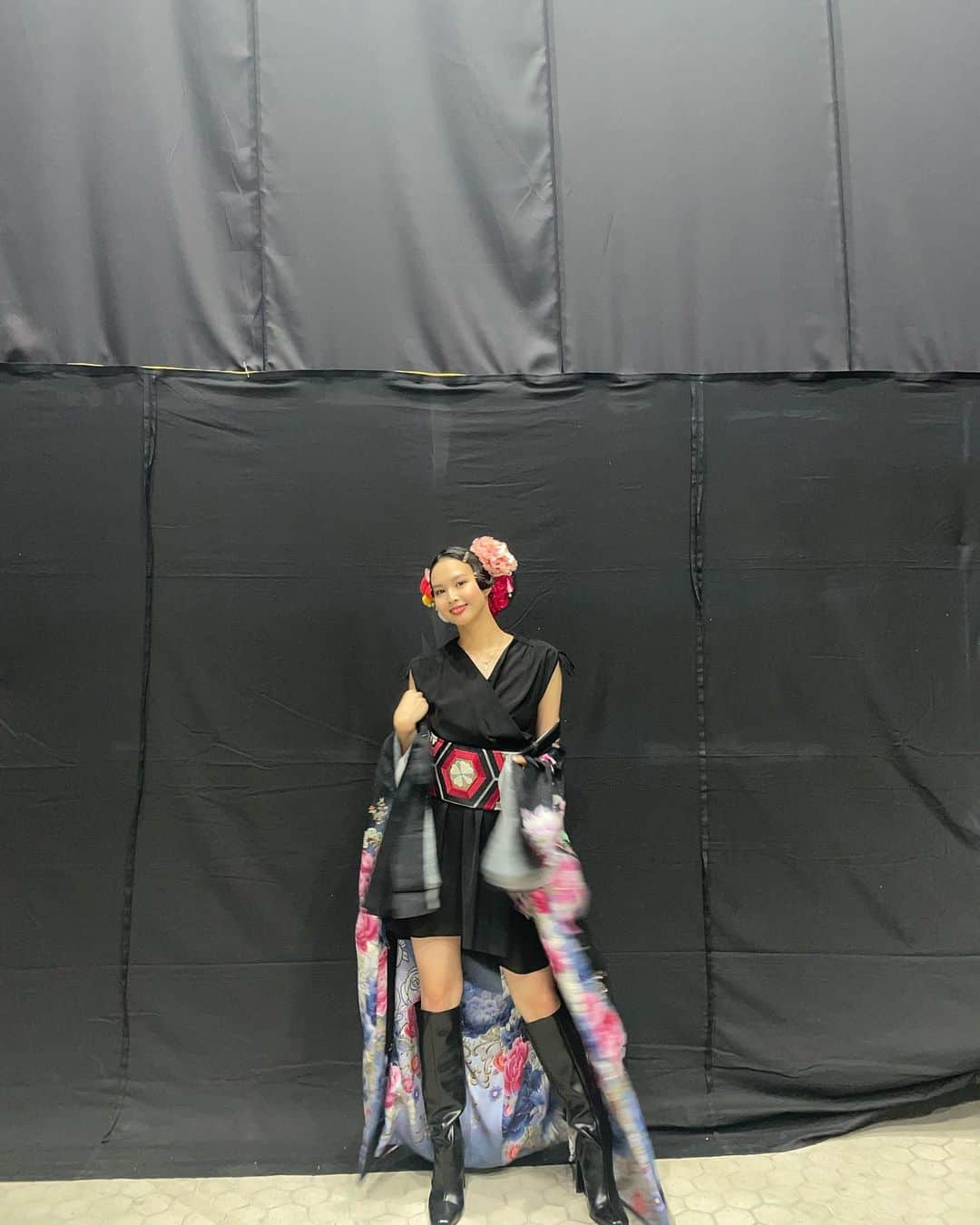 白河れいさんのインスタグラム写真 - (白河れいInstagram)「「Rakuten Girls Award 2023 SPRING/SUMMER」ありがとうございました✨ special stage「META SPACE AWARD」にて、@ichikura_official さんの鮮やかな振袖をリメイクした羽織に、アレンジした帯とワンピースのコーディネートで歩かせていただきました👘 "日本の伝統文化×現代のファッション"を表現したお衣装になっています🇯🇵🪭  I wore a haori remade from a kimono, and a dress with an arranged obi. It represents a fusion of Japanese traditional culture and modern fashion🇯🇵  #girlsaward #ガルアワ #一蔵」5月5日 18時35分 - rayshirakawa