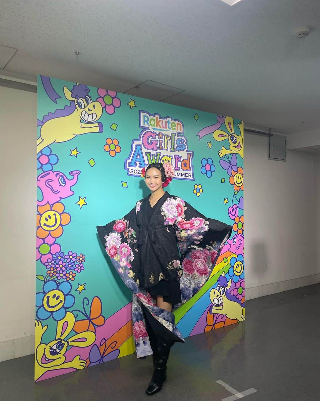 白河れいさんのインスタグラム写真 - (白河れいInstagram)「「Rakuten Girls Award 2023 SPRING/SUMMER」ありがとうございました✨ special stage「META SPACE AWARD」にて、@ichikura_official さんの鮮やかな振袖をリメイクした羽織に、アレンジした帯とワンピースのコーディネートで歩かせていただきました👘 "日本の伝統文化×現代のファッション"を表現したお衣装になっています🇯🇵🪭  I wore a haori remade from a kimono, and a dress with an arranged obi. It represents a fusion of Japanese traditional culture and modern fashion🇯🇵  #girlsaward #ガルアワ #一蔵」5月5日 18時35分 - rayshirakawa