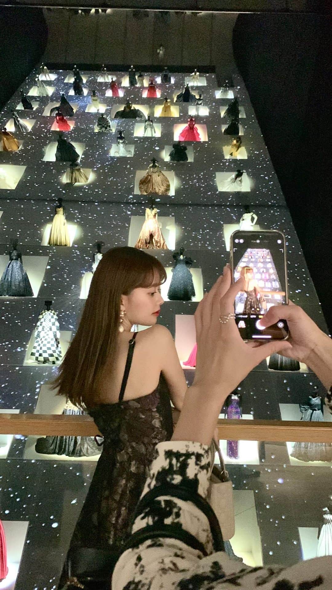 のインスタグラム：「Christian Dior: Designer of Dreams❤︎ ついに行ってきました。とっても素敵だった。 長いので見れないって人は後日写真を投稿するので そちらを見てね💋⸝⋆  珍しくノーマルカメラで撮ってます。ひゃあ  他撮りの動画はママの古めのあいぽんで撮ってくれていたので画質がレトロです。ふふ  #christiandior #dior #dior展 #東京都現代美術館 #夢のクチュリエ #diorexhibition #ladydior」