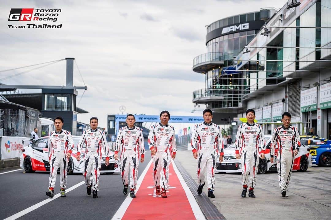 Toyota team thailandさんのインスタグラム写真 - (Toyota team thailandInstagram)「🚗🇹🇭TGRTT กับการป้องกันแชมป์โลกสมัยที่ 4 รายการมาราธอนสุดโหด 24 ชั่วโมง 51th ADAC 24h Race Nürburgring วันที่ 18-21 พฤษภาคมนี้ Nürburgring สนามแข่งขันในตำนานตั้งอยู่ที่เมืองนูร์เบอร์ก ประเทศเยอรมนี ที่นักแข่งและทีมแข่งรถยนต์ทั่วโลกอยากจะไปสัมผัสประสบการณ์ความท้าทาย ความหฤโหดและอันตรายเป็นอันดับต้นๆ ของโลก กับความยาวสนามกว่า 25 กม. 73 โค้ง  กับการครบรอบ 10 ปี ของทีมกับการเดินทางไปลงแข่งขันในสนาม Nürburgring สร้างผลงานและชื่อเสียงมากมายให้กับประเทศ ยกระดับวงการมอเตอร์สปอร์ตไทยให้เป็นที่รู้จักในระดับโลก TGRTT จะใช้รถ TOYOTA Corolla Altis GR Sports 2 คัน หมายเลข 119 ขับโดย arto, MadCow, Man, Ton และ 120 ขับโดย Jum, Hong, Kawamura ที่ในปีนี้จะมีทีมร่วมลงแข่งขัย 136 ทีมด้วยกัน ร่วมเป็นส่วนหนึ่งในความสำเร็จของคนไทยในวงการมอเตอร์สปอร์ตระดับโลก🇹🇭」5月5日 18時37分 - toyotagazooracingteamthailand