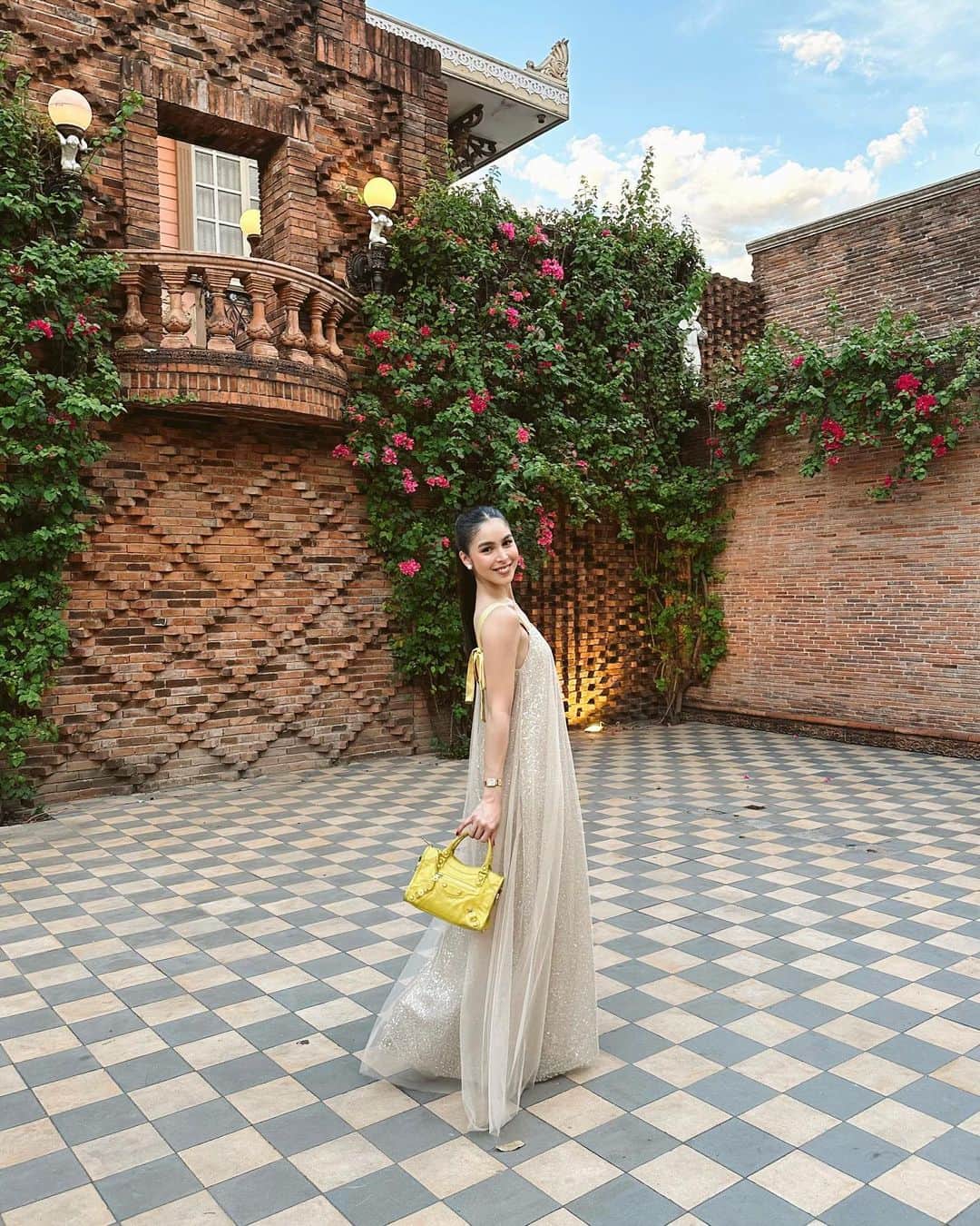 ジュリア バレットのインスタグラム：「Just passing through 💛」